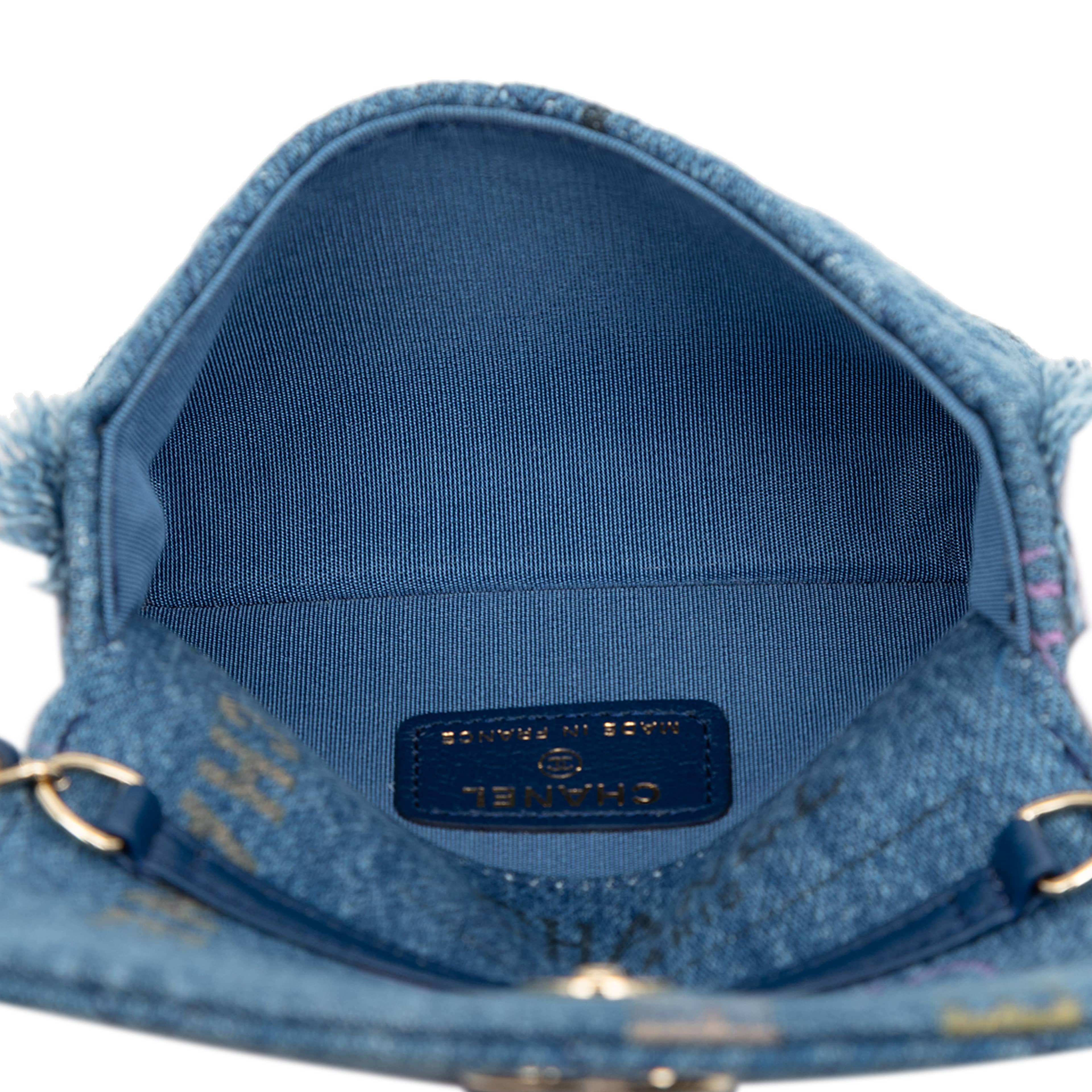 Chanel Fringe Denim Mood Clutch With Chain, från Luxclusif, i färgen denim. Klicka för att öppna bilden i stort format