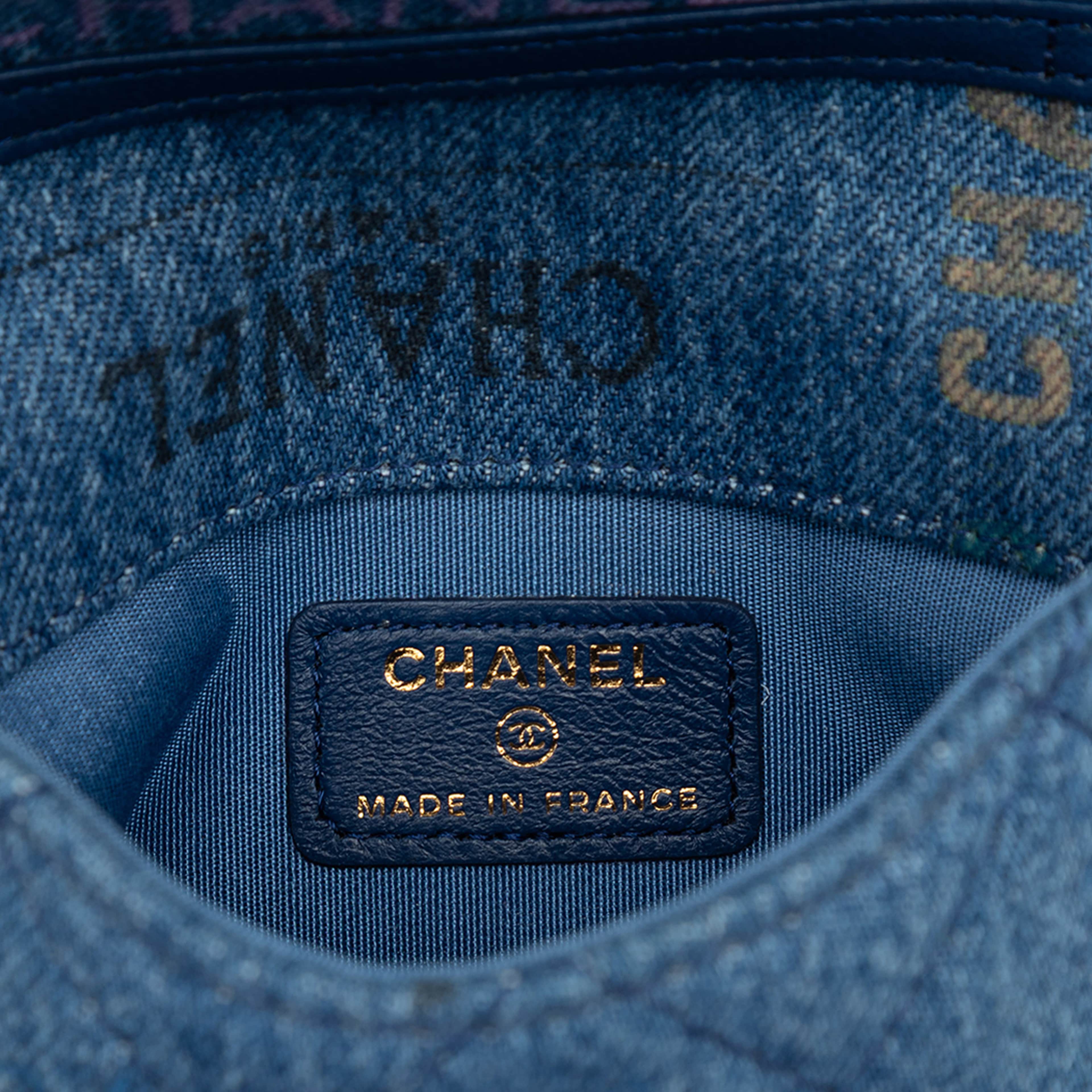 Chanel Fringe Denim Mood Clutch With Chain, från Luxclusif, i färgen denim. Klicka för att öppna bilden i stort format