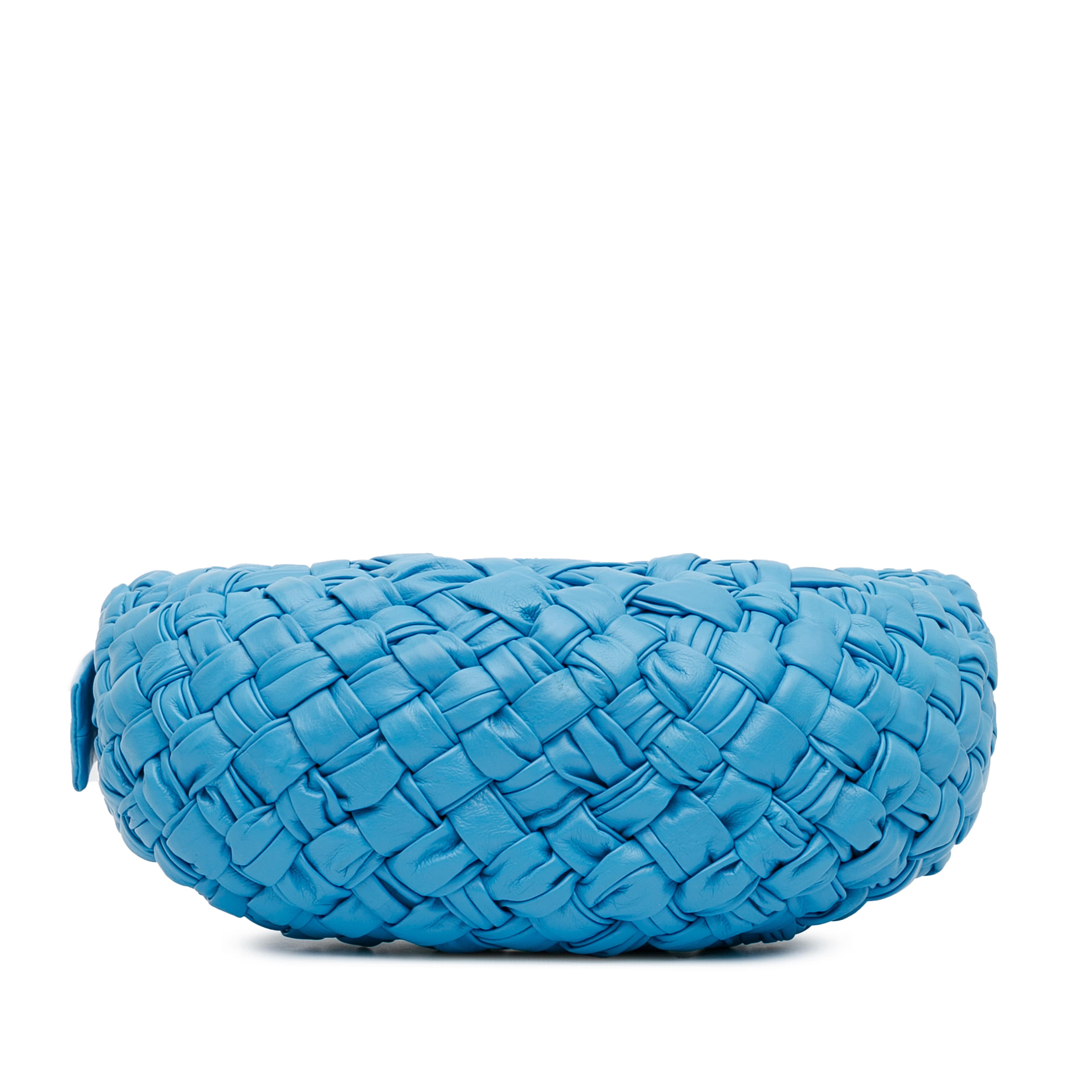 Bottega Veneta Paper Calfskin Intrecciato Banana Hobo Bag, från Luxclusif, i färgen blue. Klicka för att öppna bilden i stort format