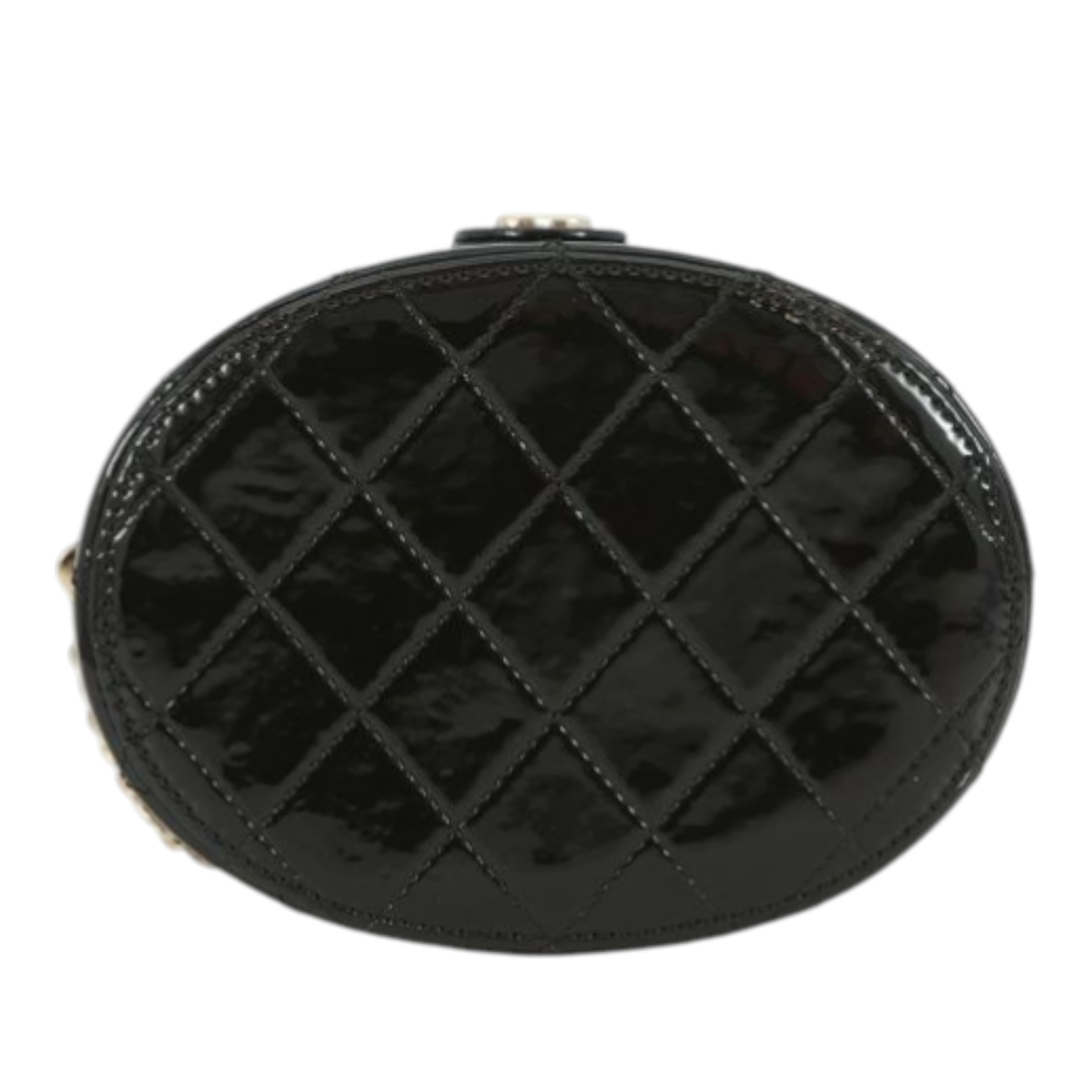 Chanel Cc Quilted Patent Round Vanity Clutch With Chain, från Luxclusif, i färgen black. Klicka för att öppna bilden i stort format