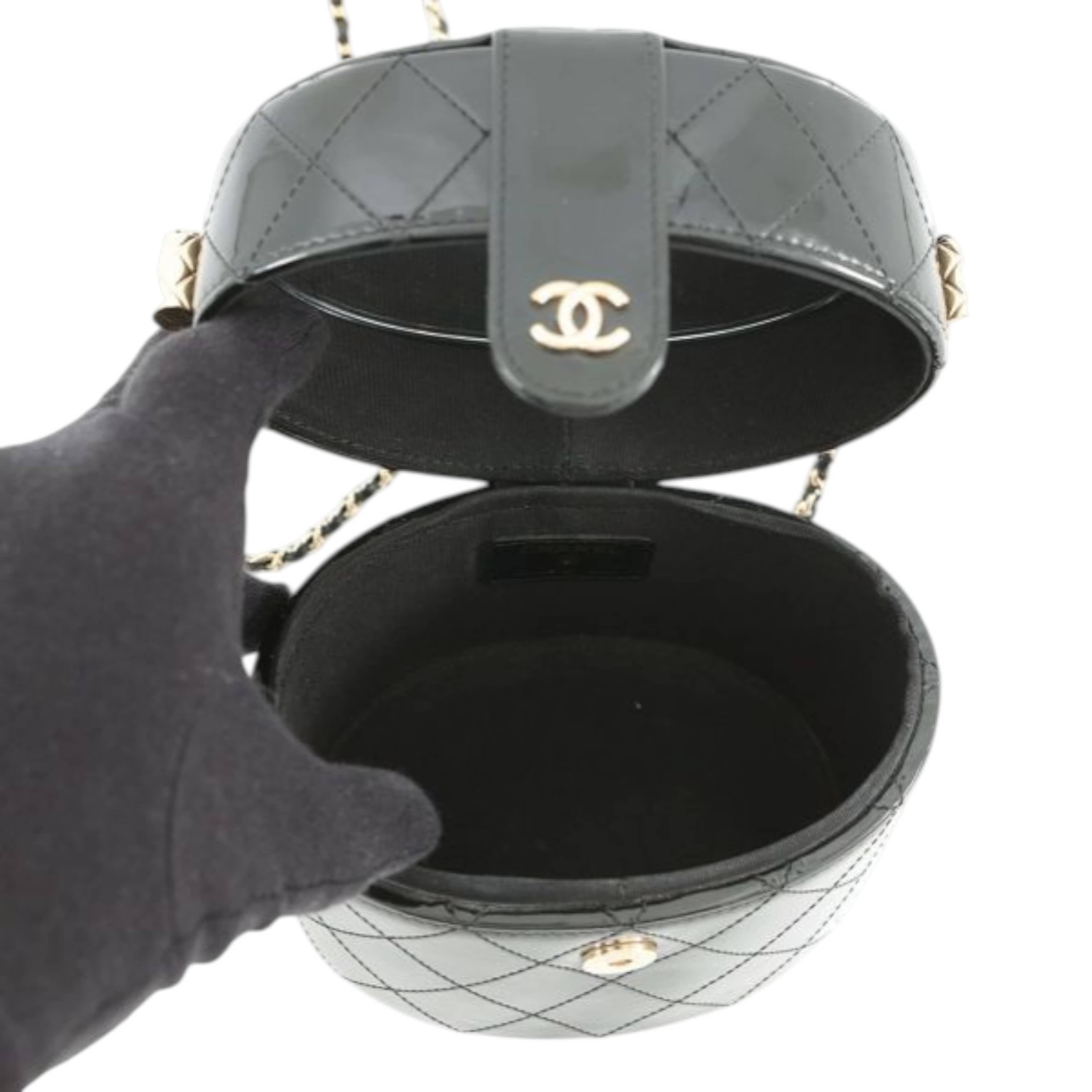 Chanel Cc Quilted Patent Round Vanity Clutch With Chain, från Luxclusif, i färgen black. Klicka för att öppna bilden i stort format