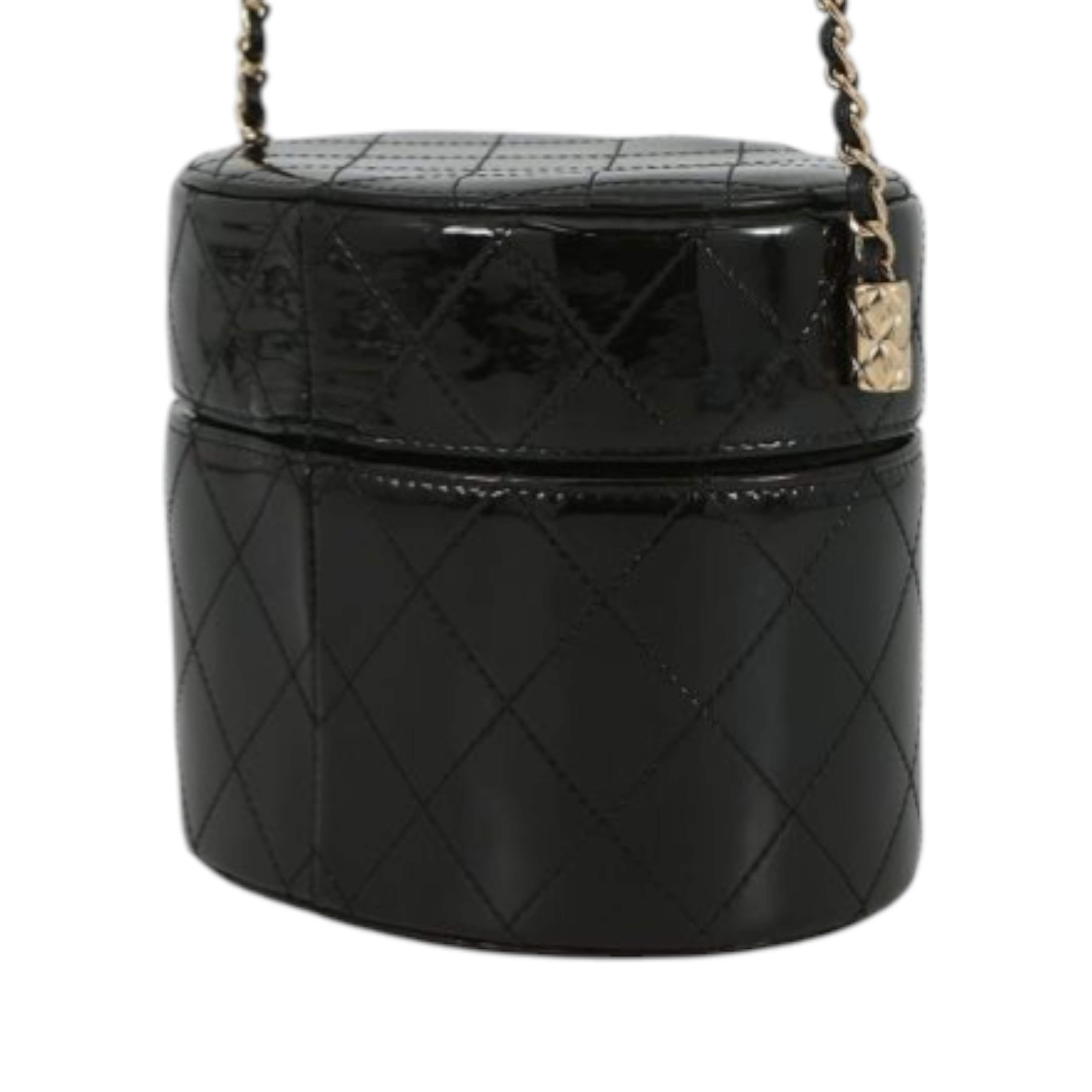 Chanel Cc Quilted Patent Round Vanity Clutch With Chain, från Luxclusif, i färgen black. Klicka för att öppna bilden i stort format