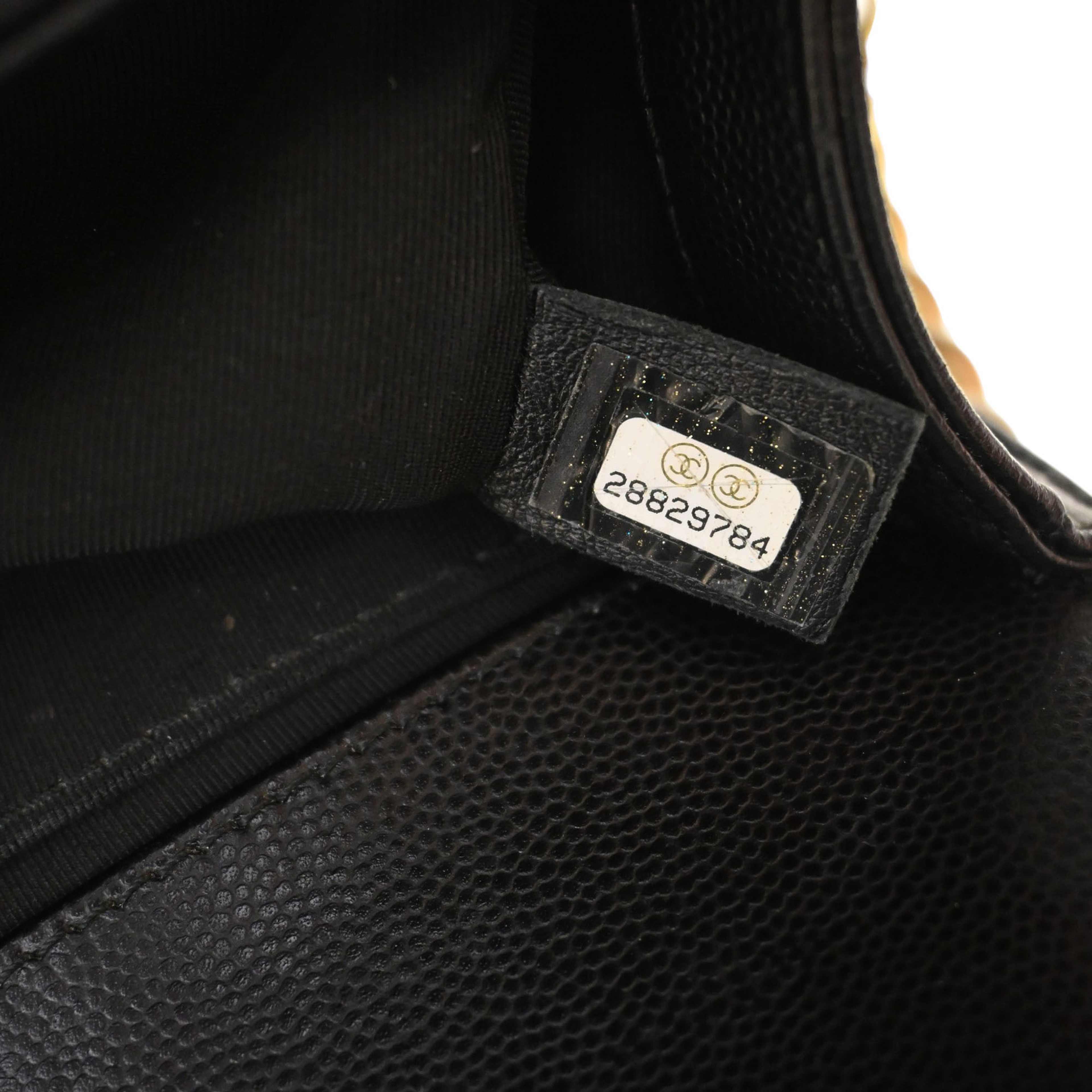 Chanel Small Quilted Caviar Boy Flap, från Luxclusif, i färgen svart. Klicka för att öppna bilden i stort format