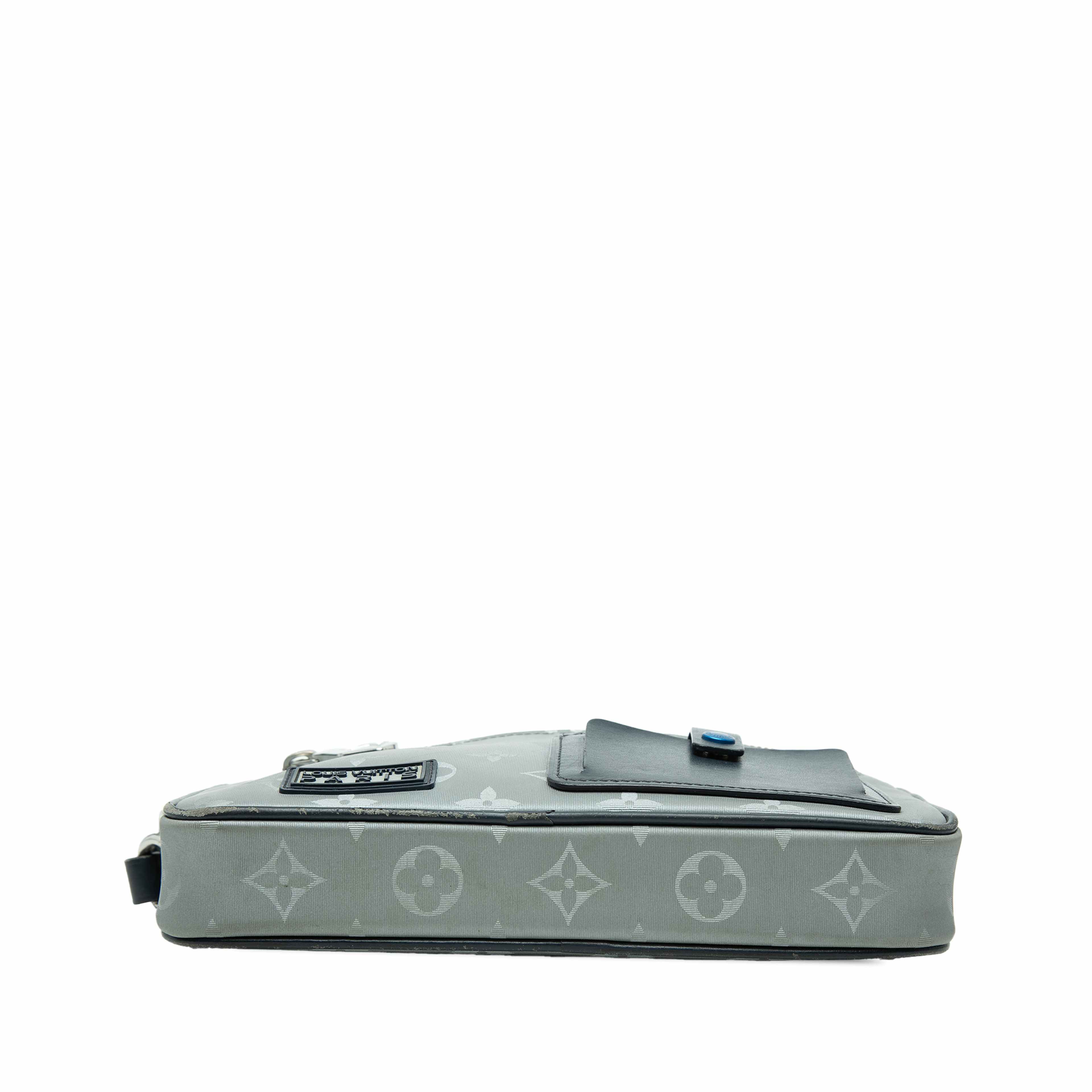 Louis Vuitton Monogram Satellite Alpha Clutch, från Luxclusif, i färgen grå. Klicka för att öppna bilden i stort format