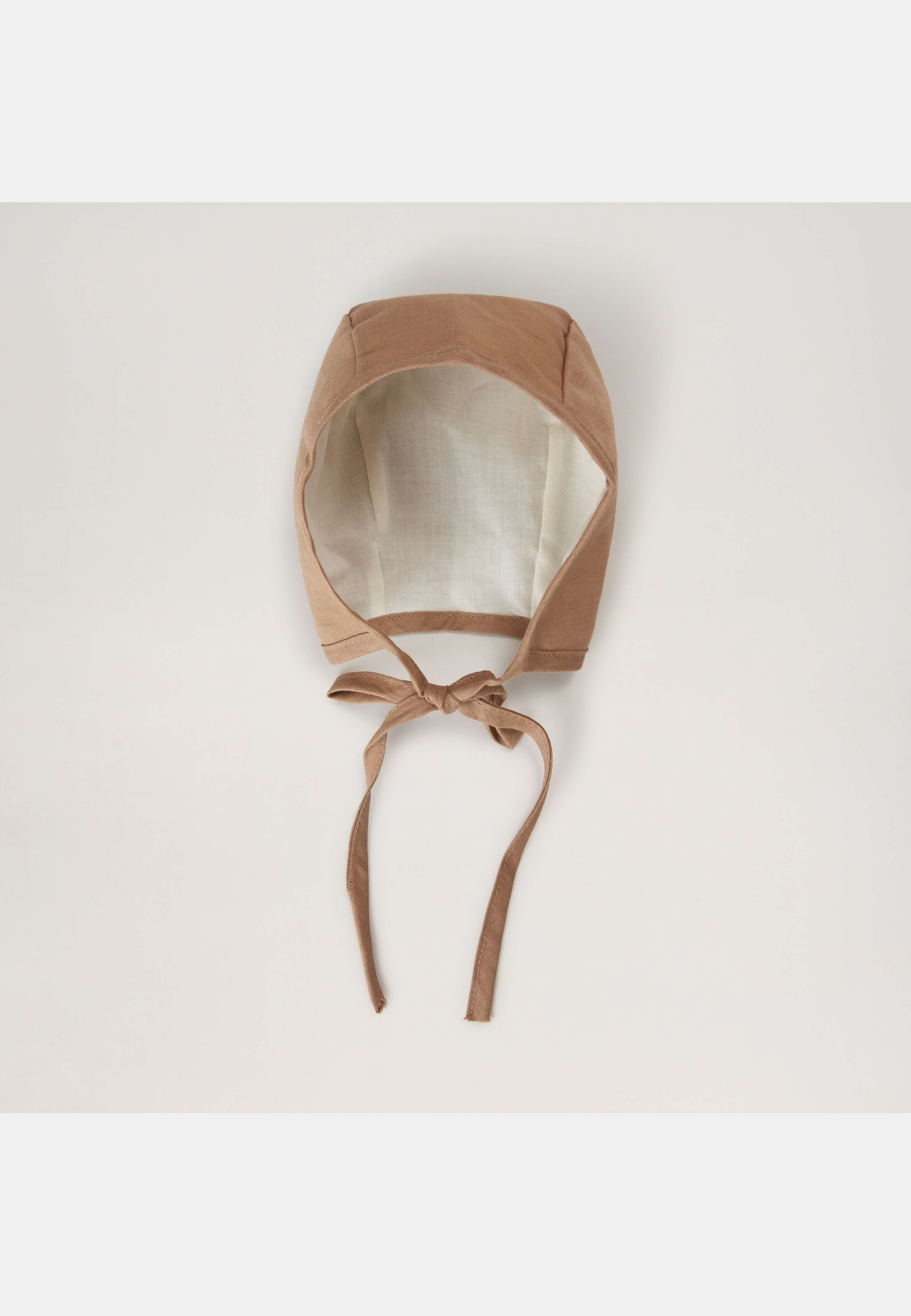 Linen Bonnet, från BabyMocs, i färgen latte. Klicka för att öppna bilden i stort format