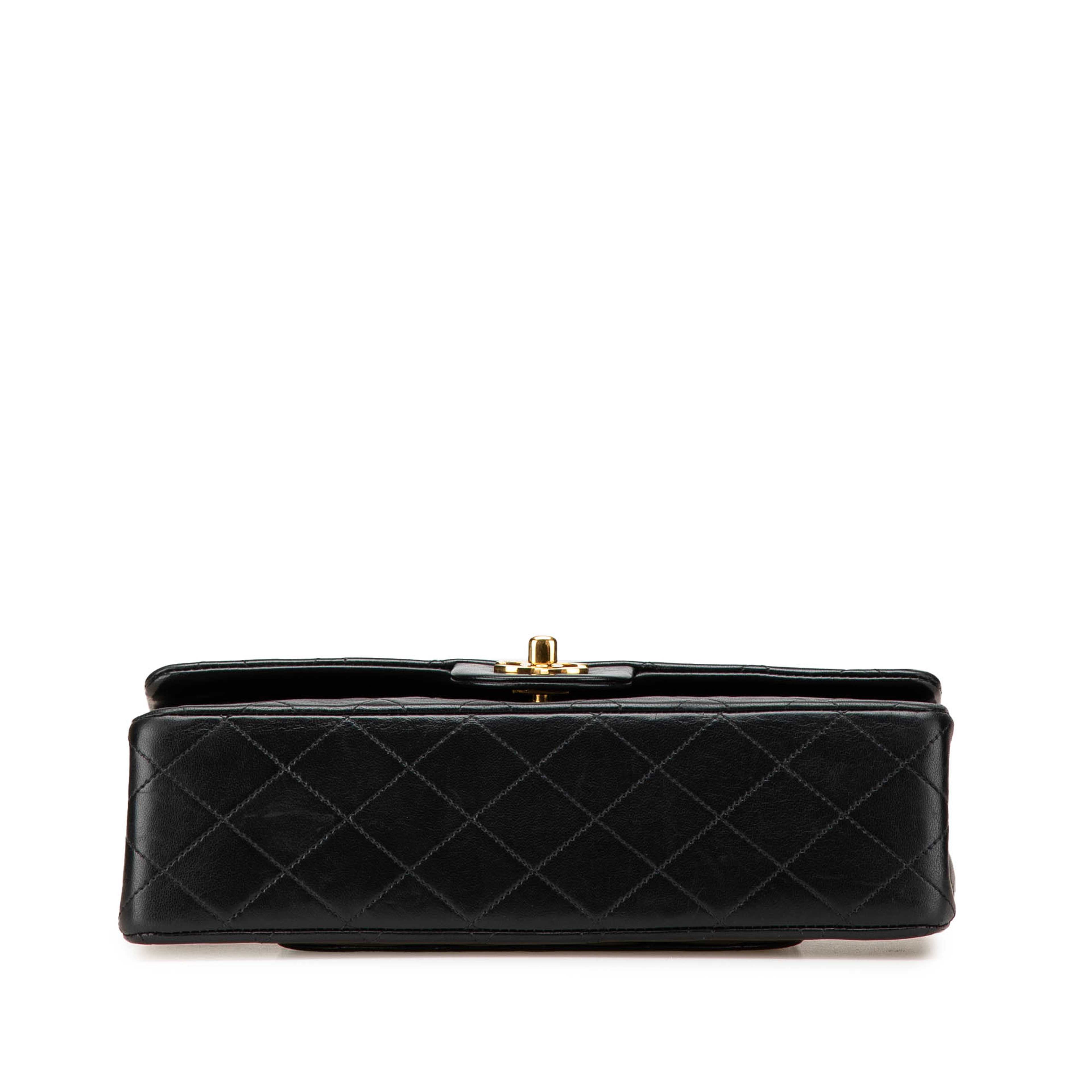 Chanel Medium Classic Lambskin Double Flap, från Luxclusif, i färgen black.