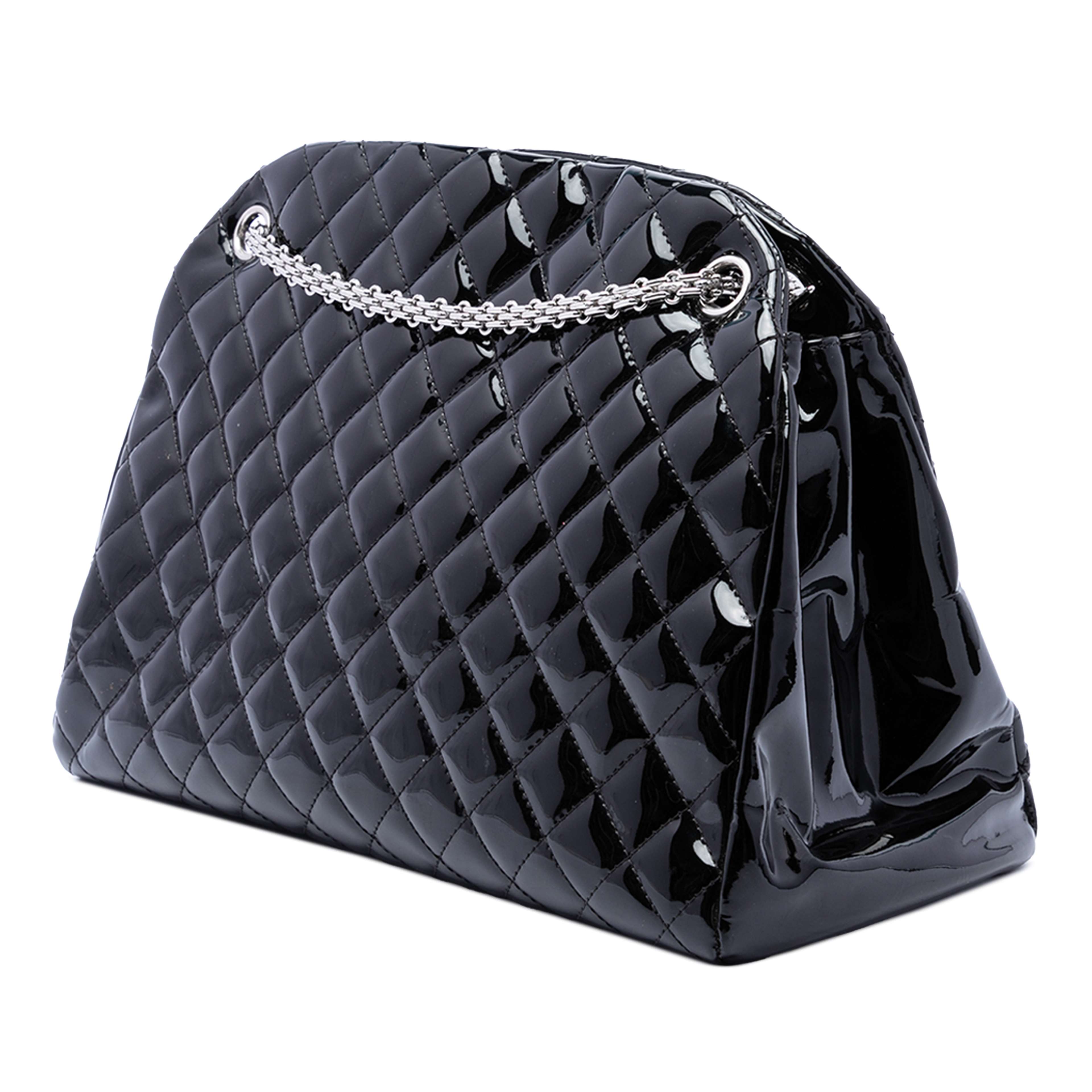 Chanel Large Quilted Patent Just Mademoiselle Bowling Bag, från Luxclusif, i färgen svart. Klicka för att öppna bilden i stort format