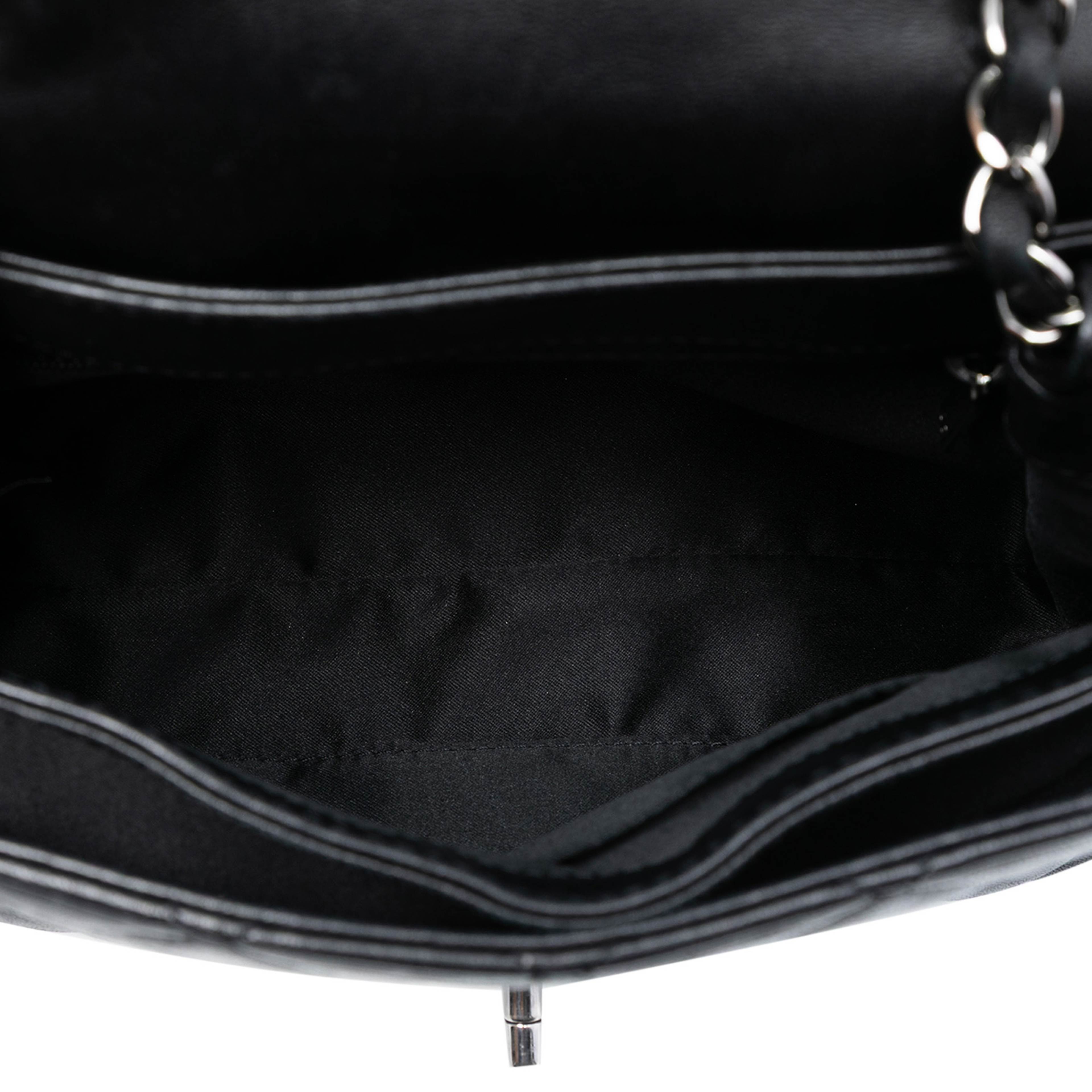 Chanel Small Quilted Lambskin Coco Loop Flap, från Luxclusif, i färgen black. Klicka för att öppna bilden i stort format