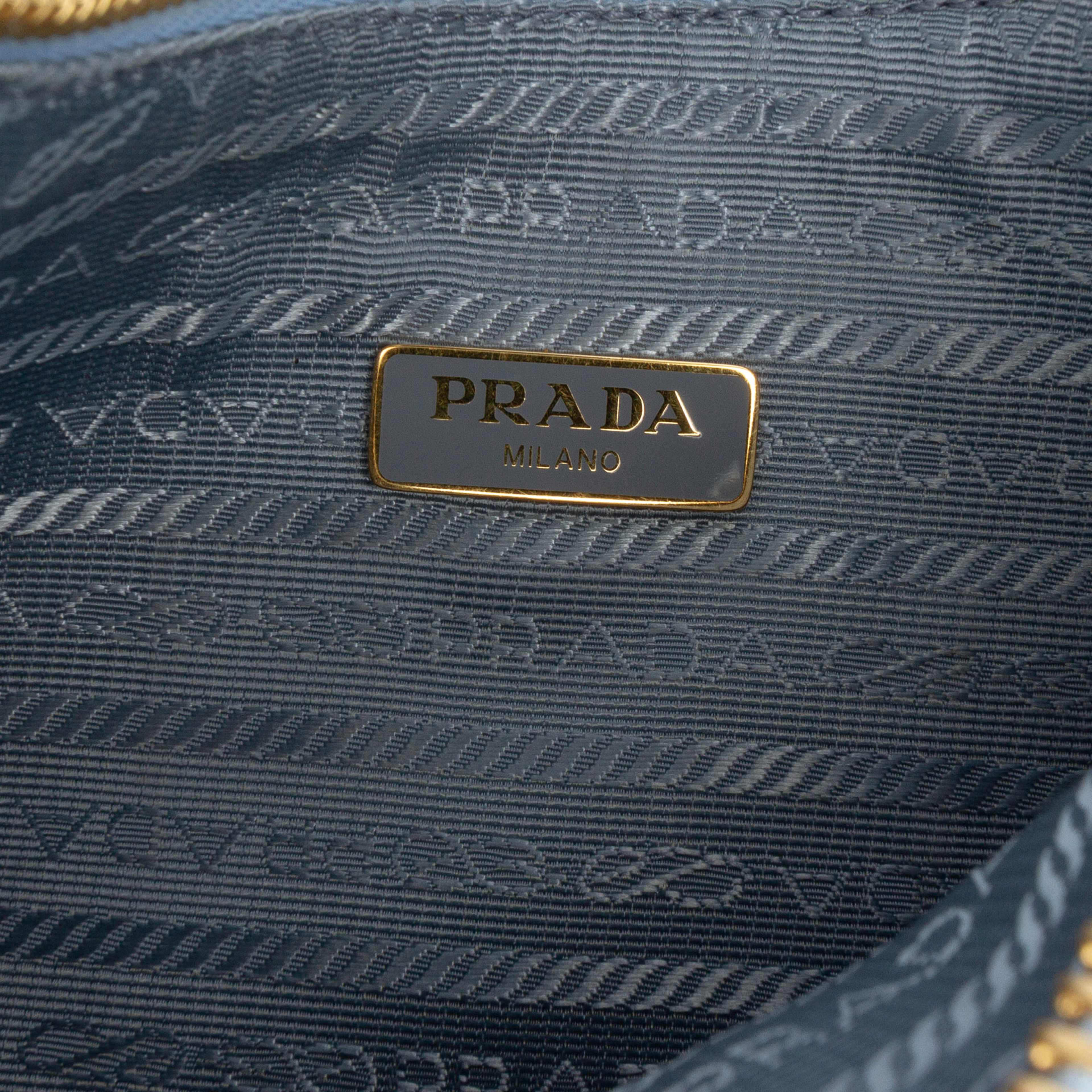 Prada Saffiano Re Edition 2005 Satchel, från Luxclusif, i färgen light blue. Klicka för att öppna bilden i stort format