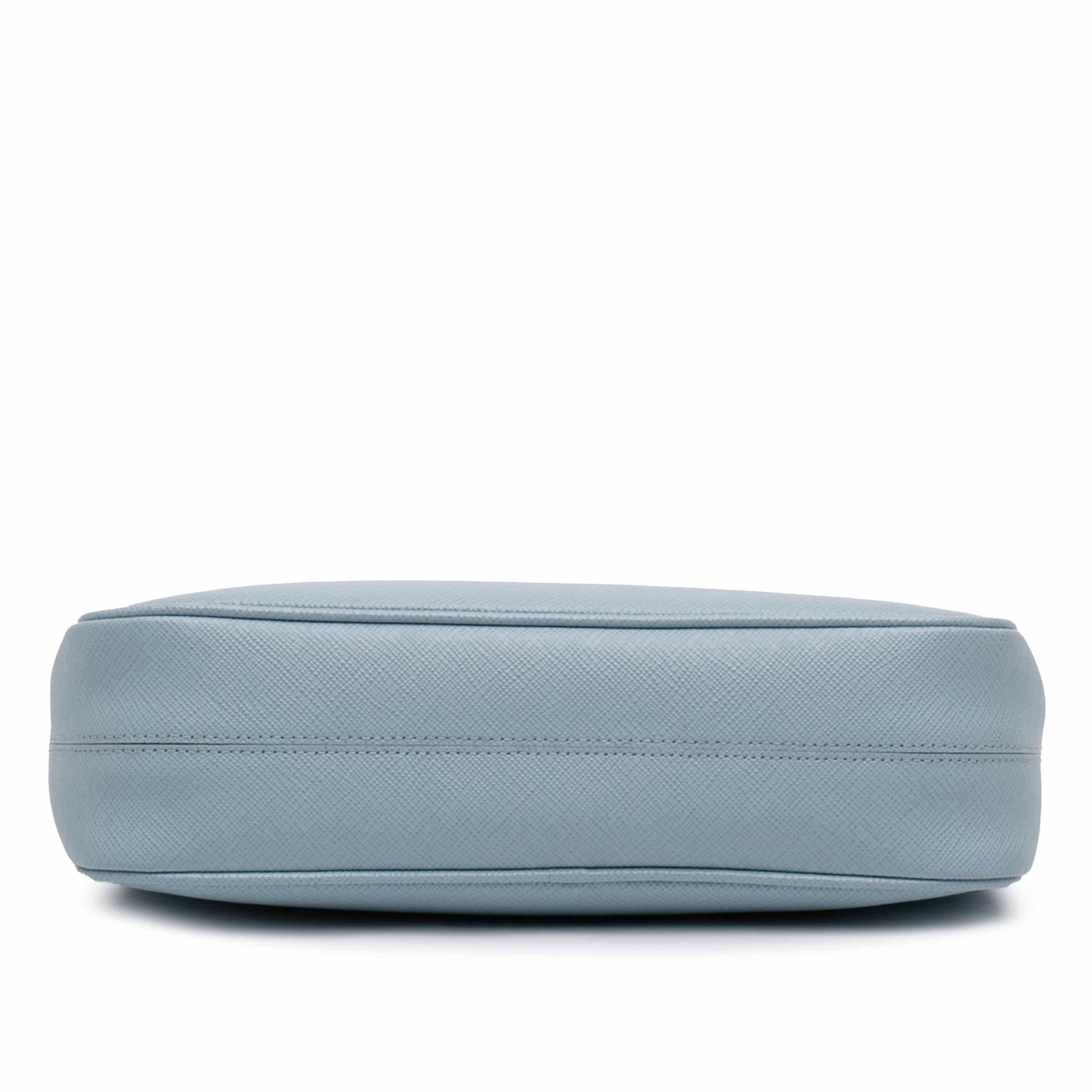 Prada Saffiano Re Edition 2005 Satchel, från Luxclusif, i färgen light blue. Klicka för att öppna bilden i stort format