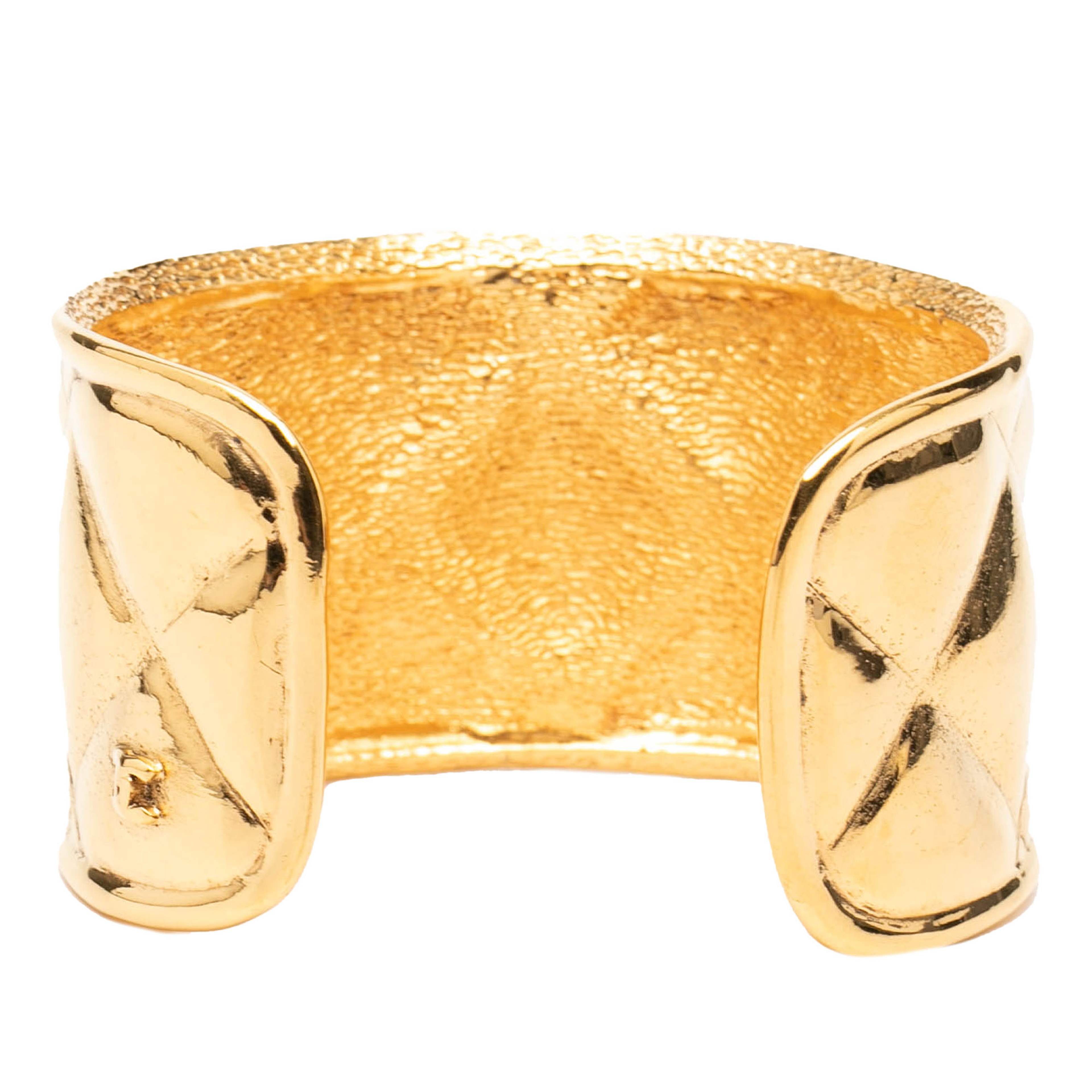 Chanel Gold Plated Quilted Cuff Bracelet, från Luxclusif, i färgen gold. Klicka för att öppna bilden i stort format