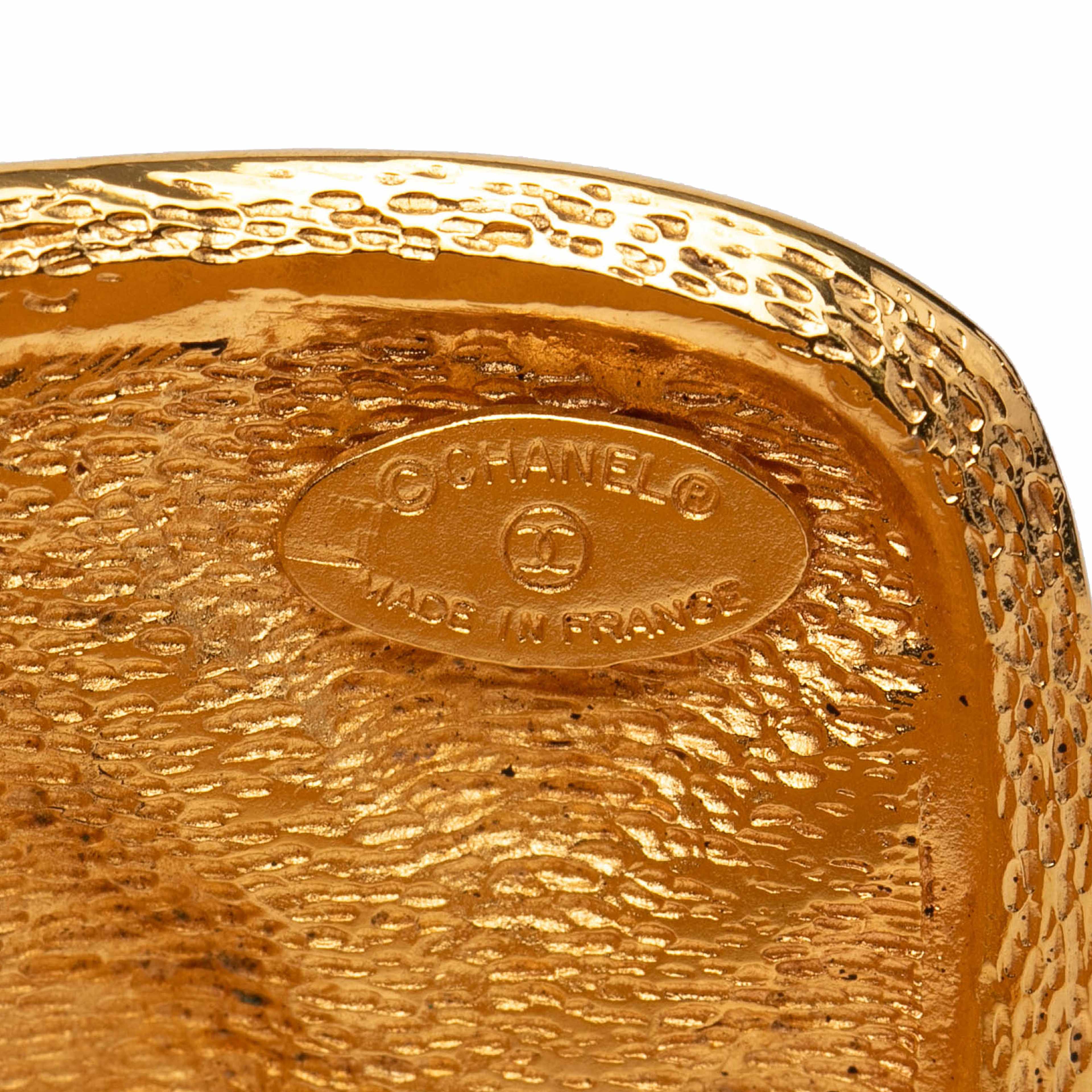 Chanel Gold Plated Quilted Cuff Bracelet, från Luxclusif, i färgen gold. Klicka för att öppna bilden i stort format