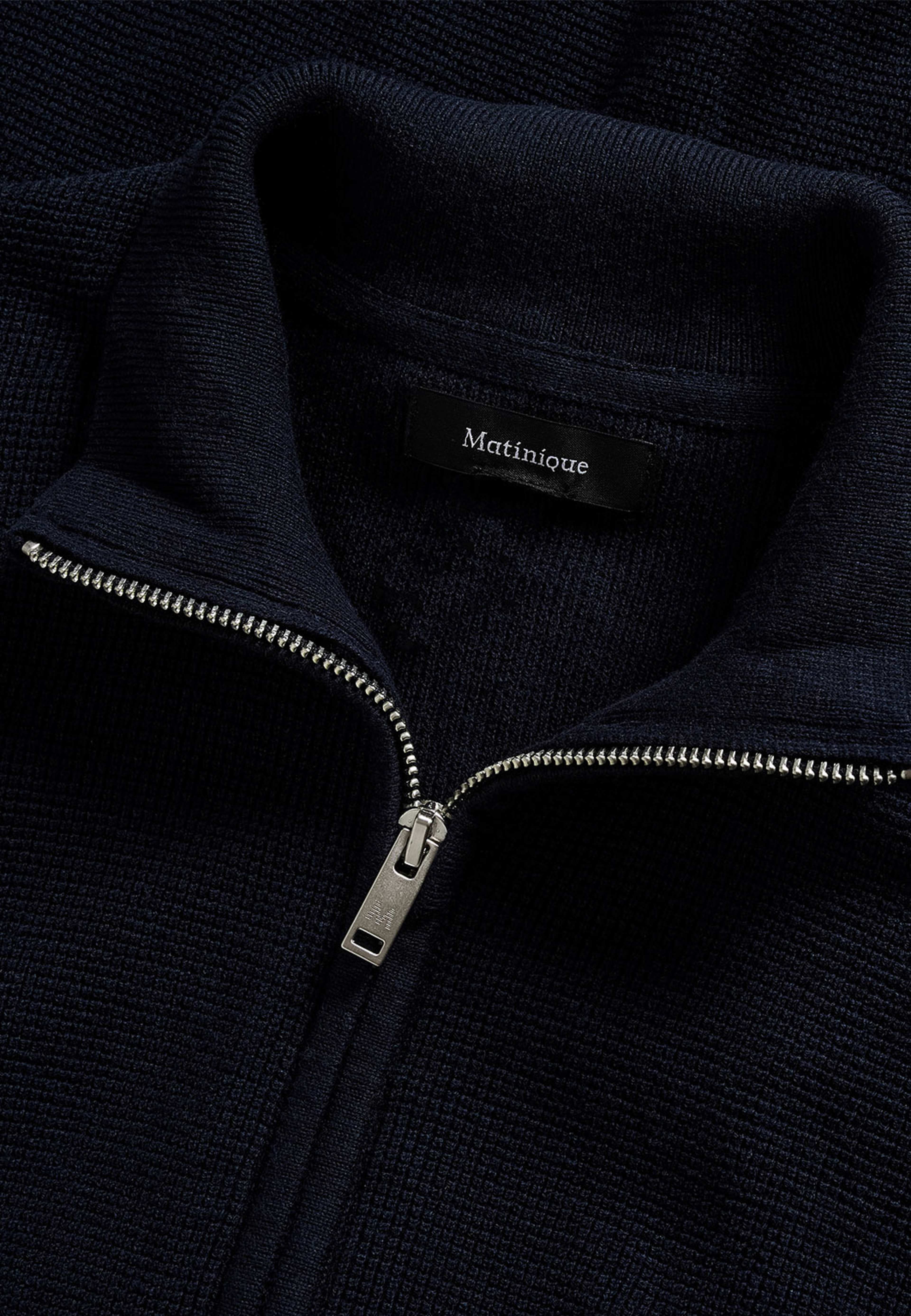 MAlagoon Cardigan, från Matinique, i färgen Dark Navy Melange. Klicka för att öppna bilden i stort format