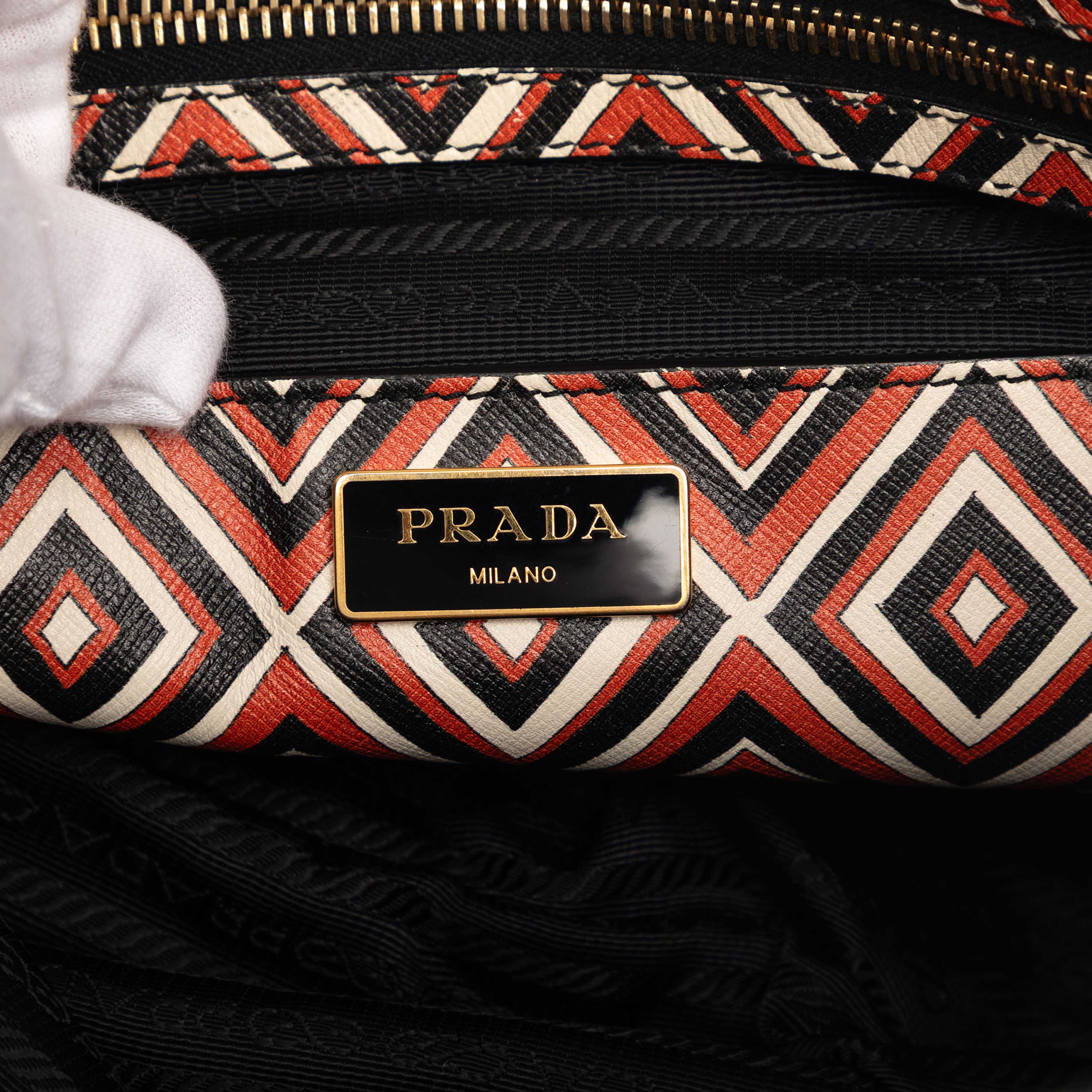 Prada Saffiano Diamond Print Tote, från Luxclusif, i färgen black. Klicka för att öppna bilden i stort format