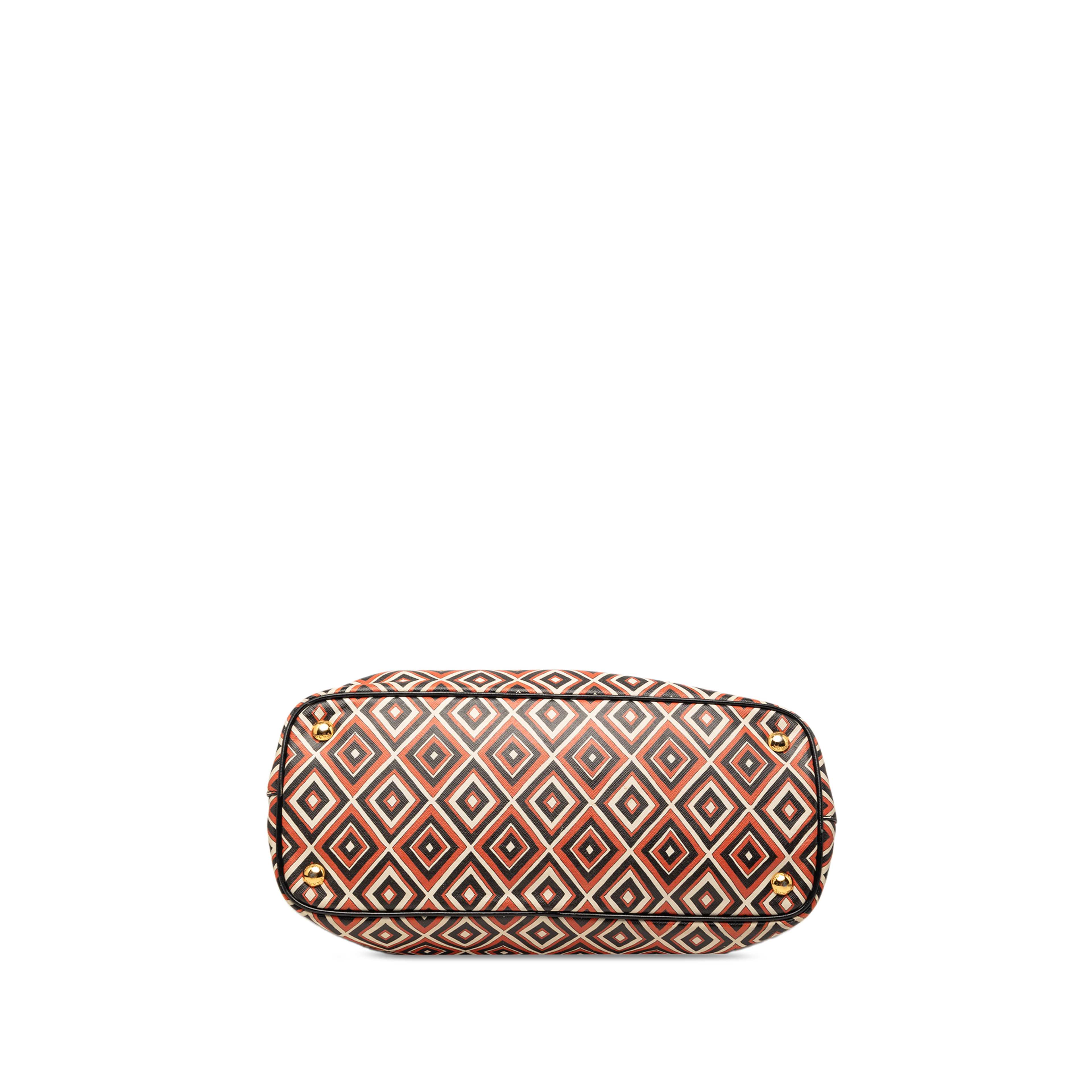 Prada Saffiano Diamond Print Tote, från Luxclusif, i färgen black. Klicka för att öppna bilden i stort format