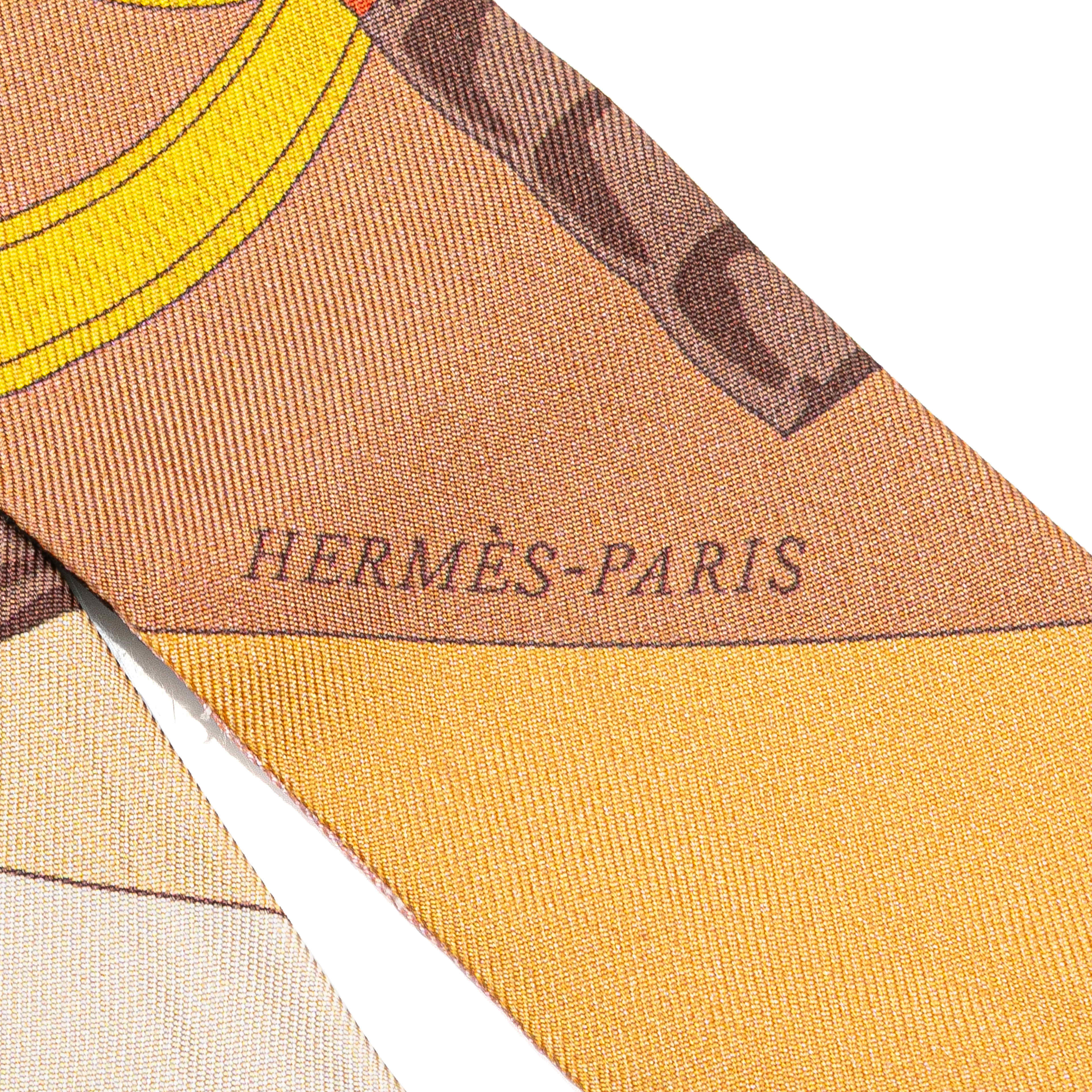 Hermès Grand Apparat Silk Twilly Scarf, från Luxclusif, i färgen light brown. Klicka för att öppna bilden i stort format