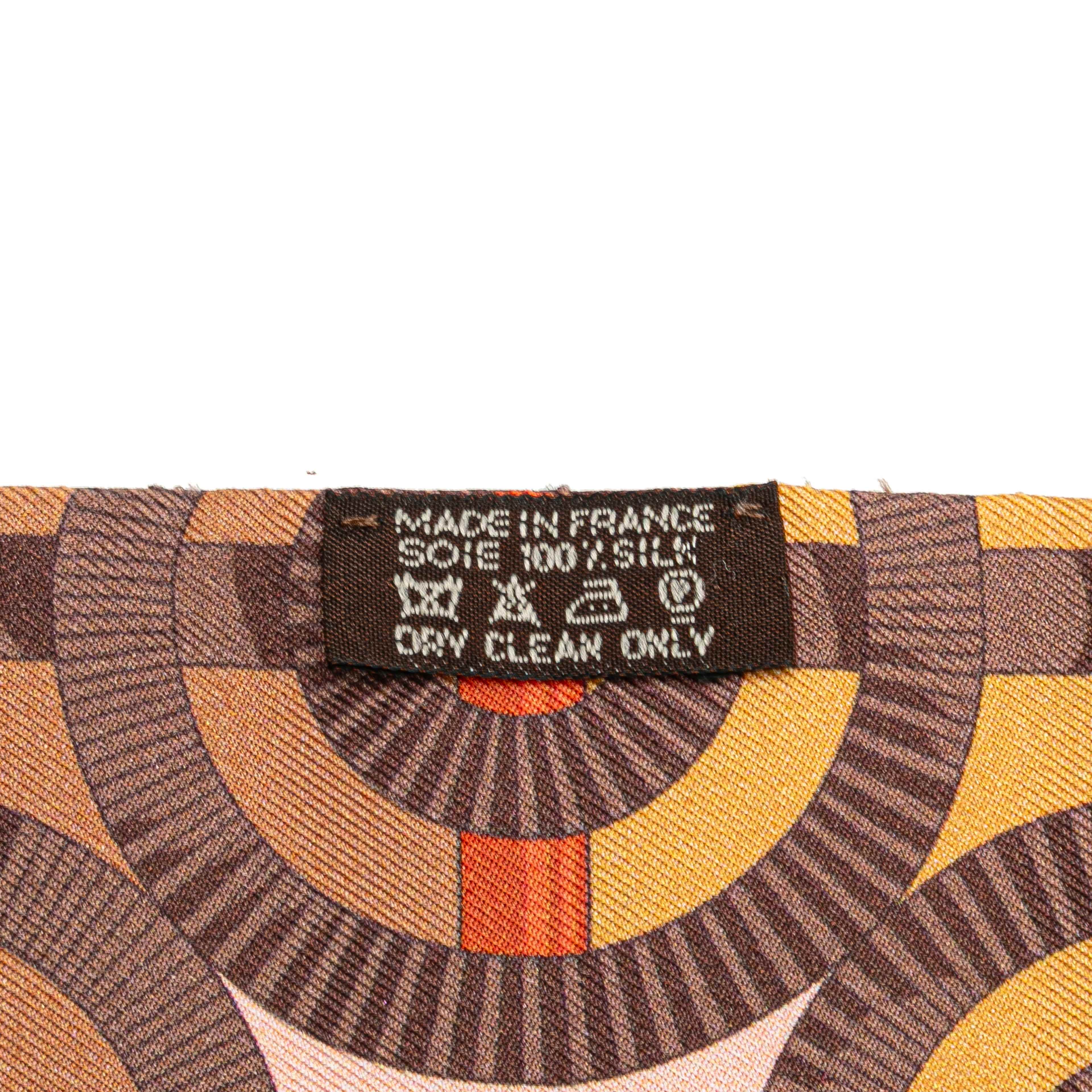 Hermès Grand Apparat Silk Twilly Scarf, från Luxclusif, i färgen light brown. Klicka för att öppna bilden i stort format