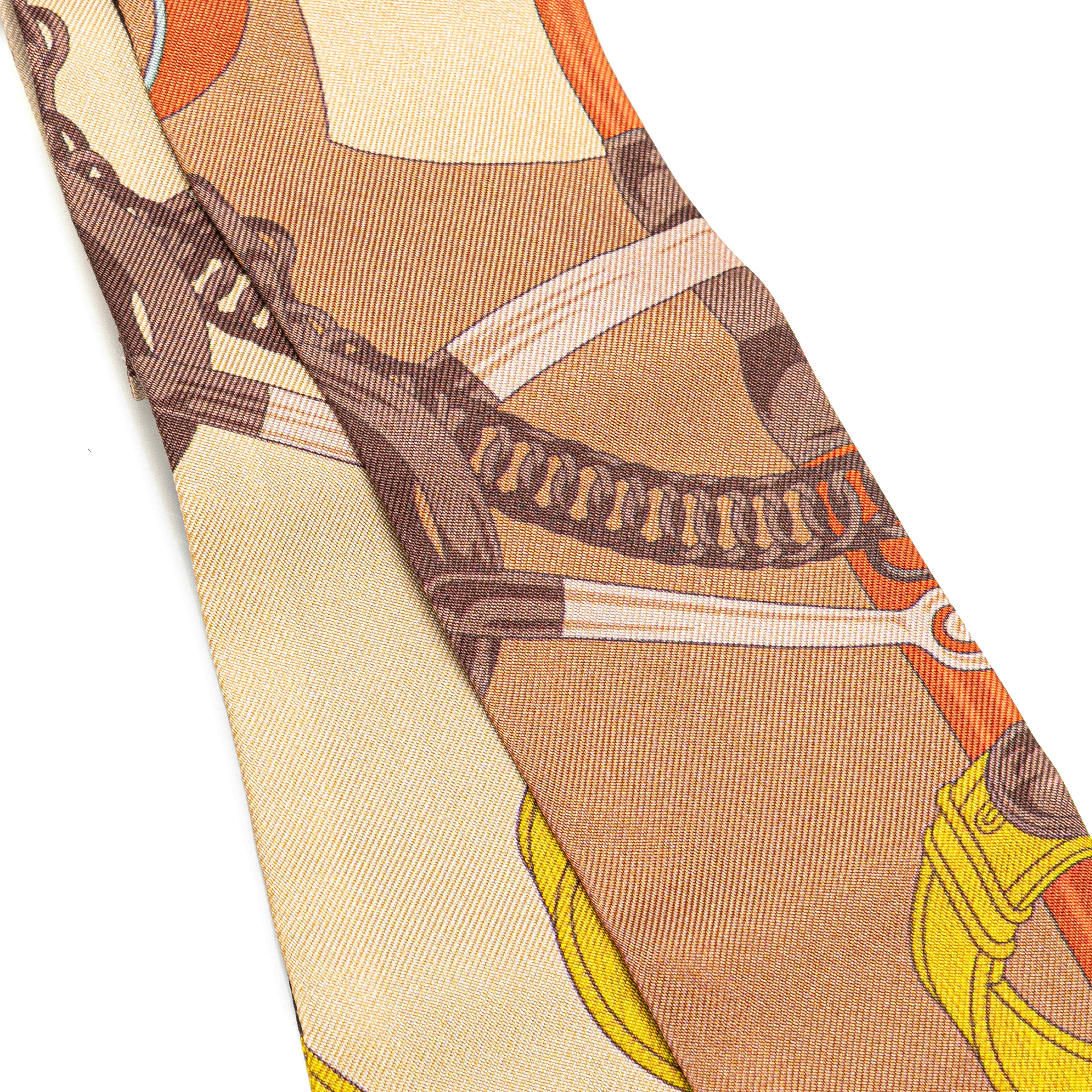 Hermès Grand Apparat Silk Twilly Scarf, från Luxclusif, i färgen light brown. Klicka för att öppna bilden i stort format