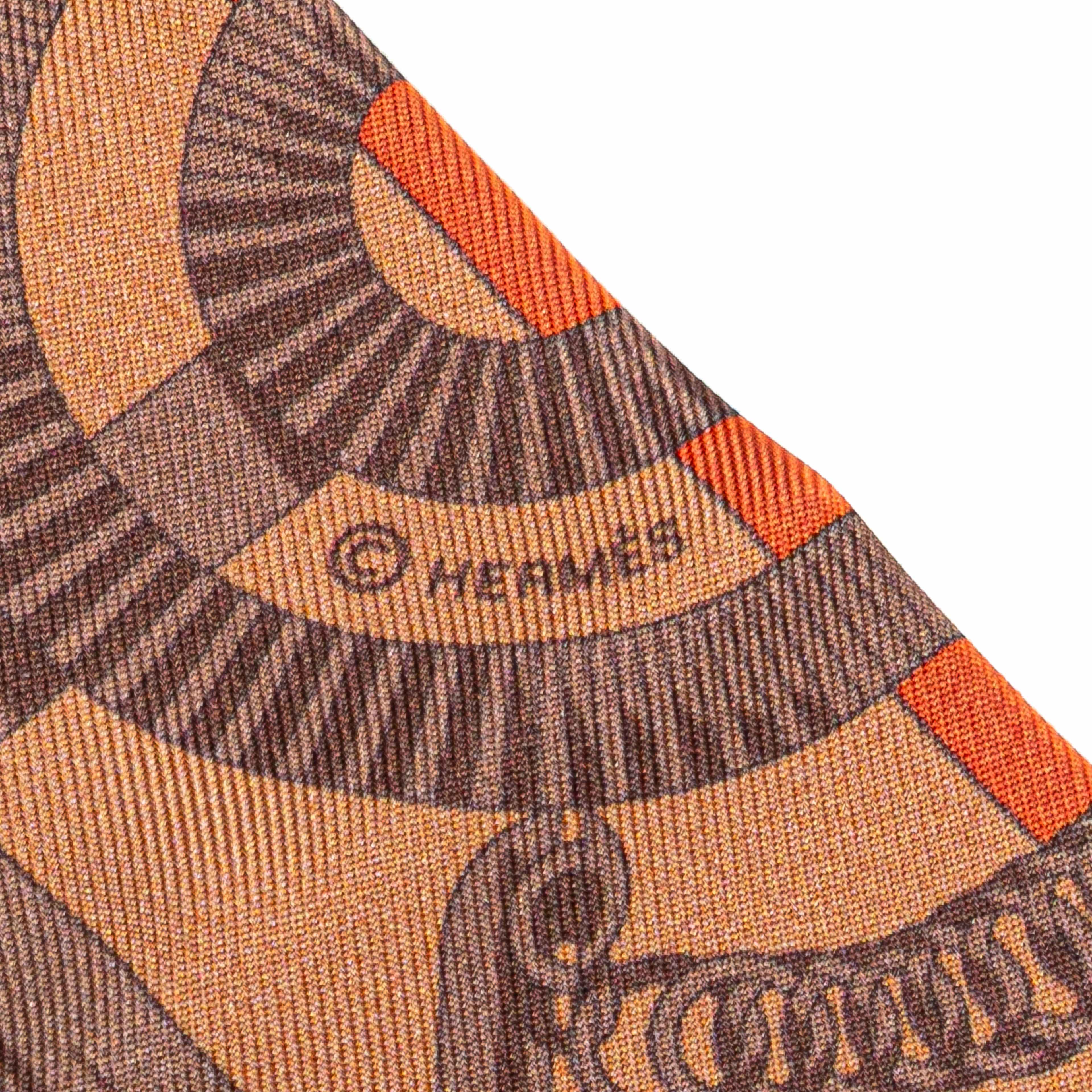 Hermès Grand Apparat Silk Twilly Scarf, från Luxclusif, i färgen light brown. Klicka för att öppna bilden i stort format