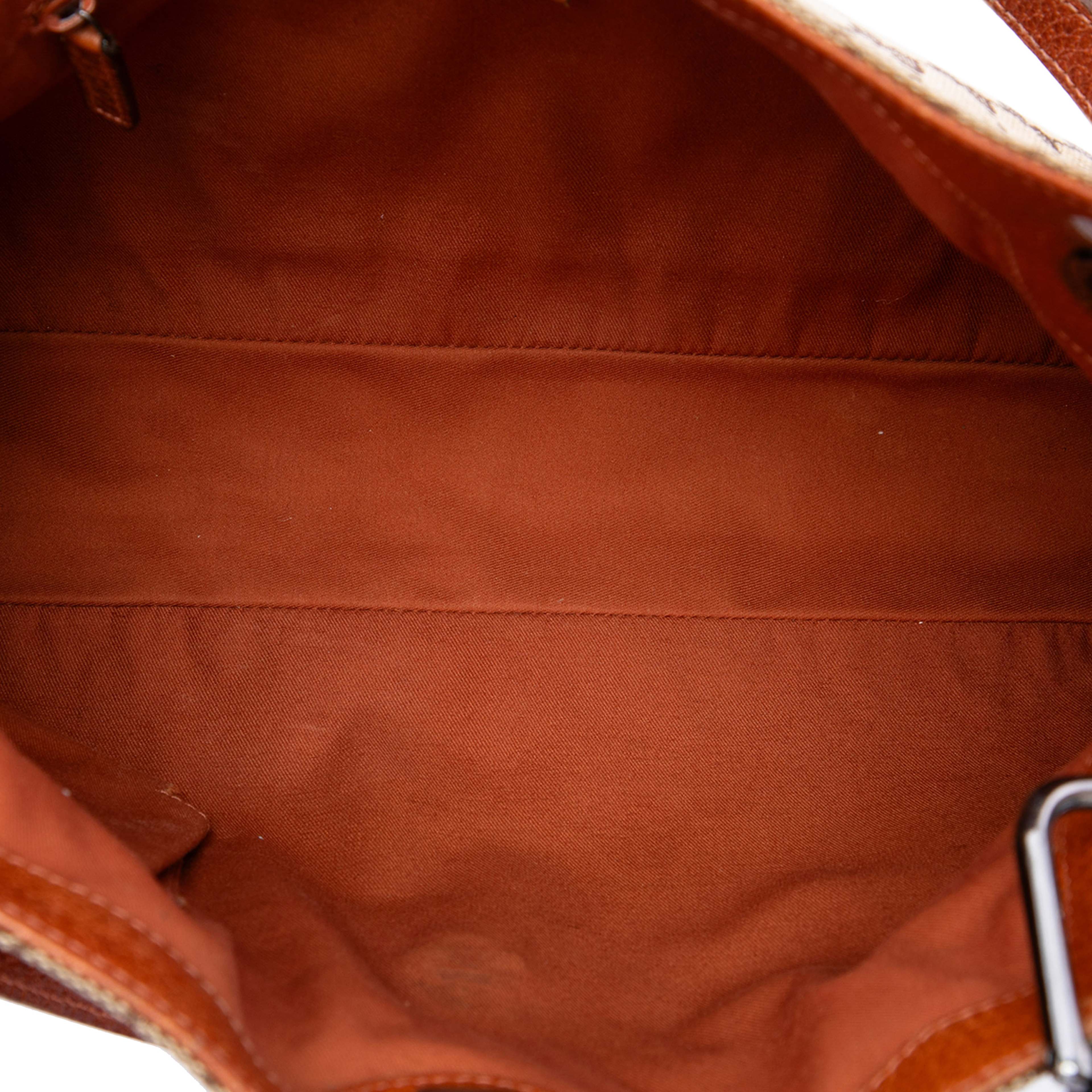 Gucci Gg Canvas Eclipse Shoulder Bag, från Luxclusif, i färgen beige. Klicka för att öppna bilden i stort format