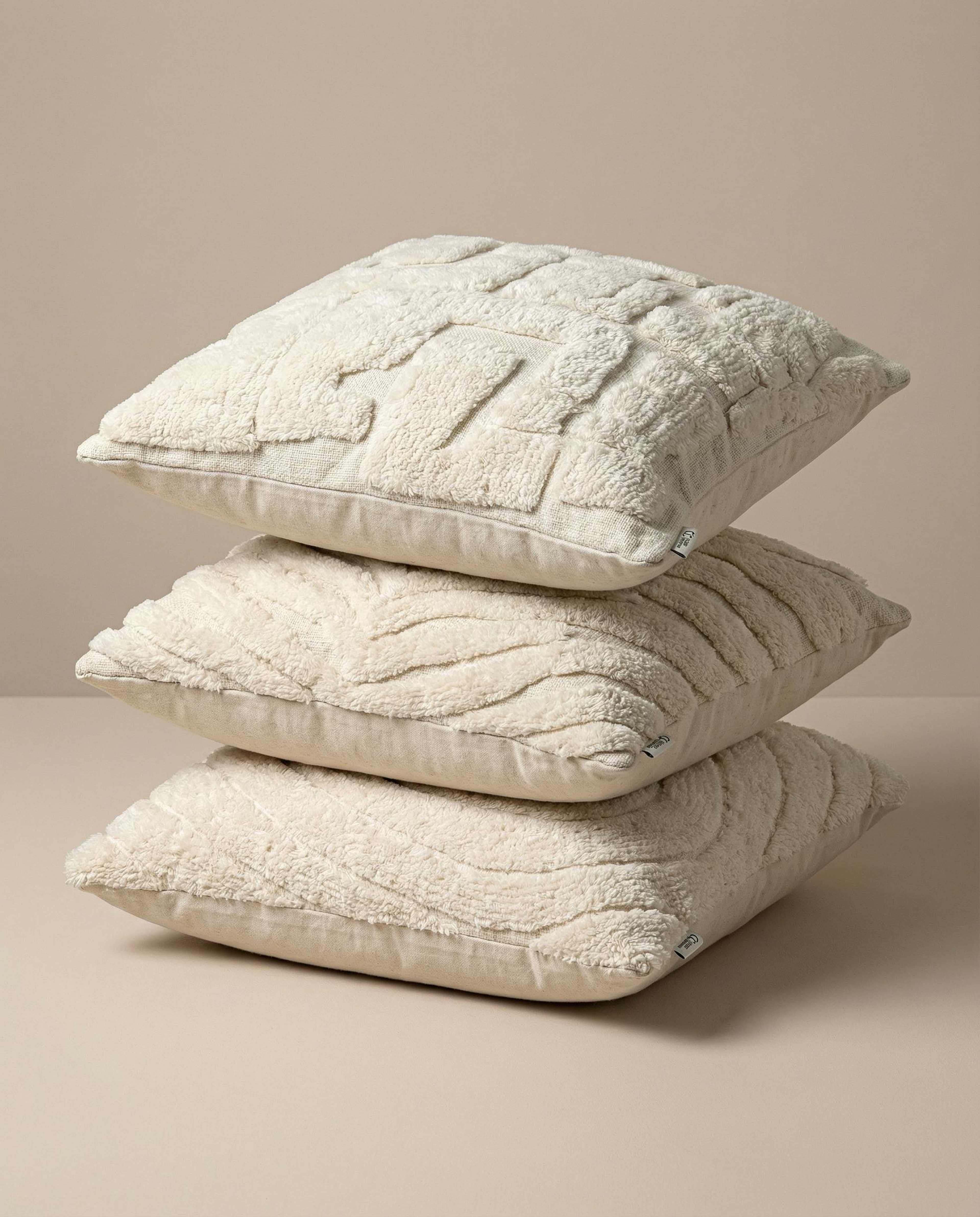 Kuddfodral Lumi, från Classic Collection, i färgen off white. Klicka för att öppna bilden i stort format