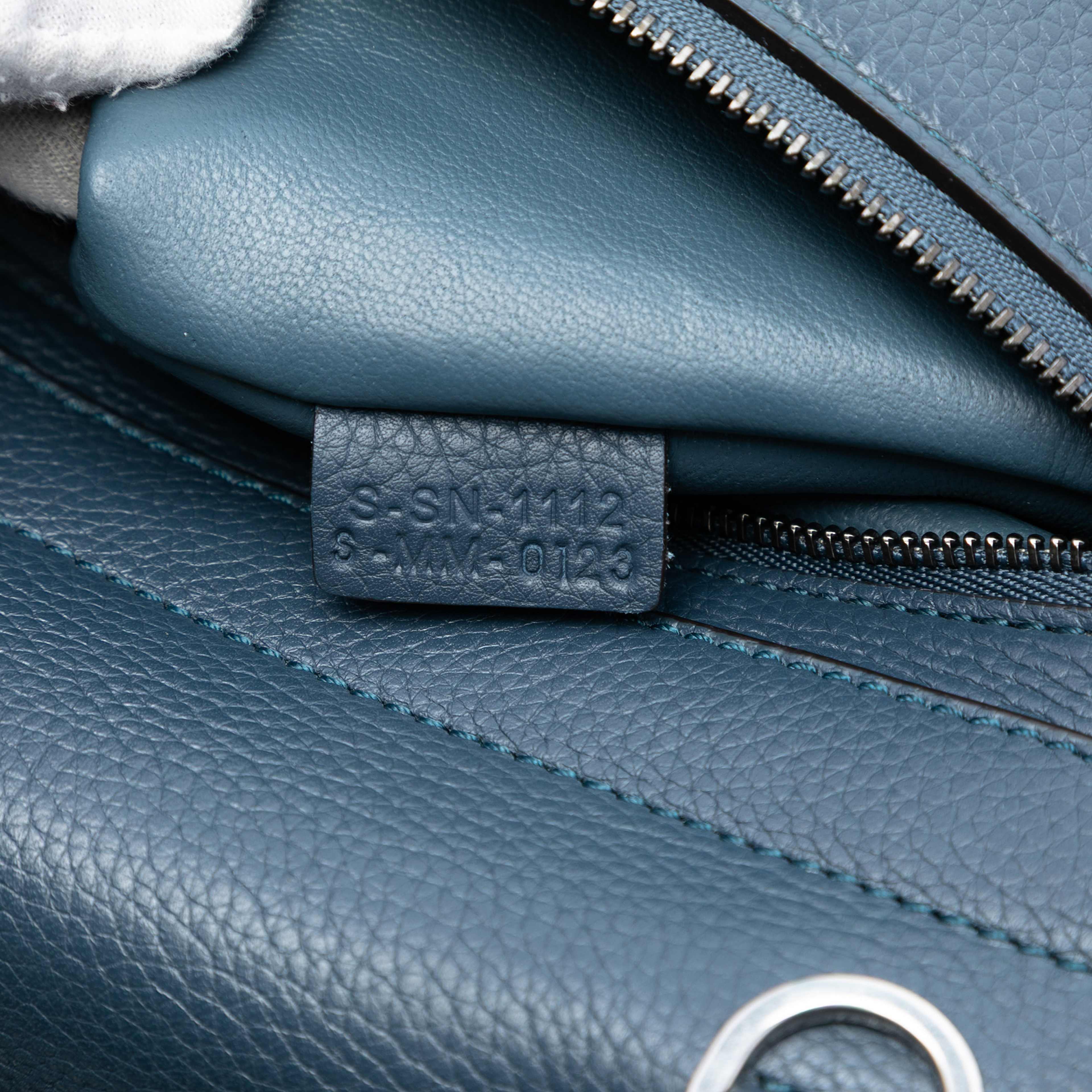 Celine Medium Calfskin And Suede Trapeze Satchel, från Luxclusif, i färgen navy. Klicka för att öppna bilden i stort format