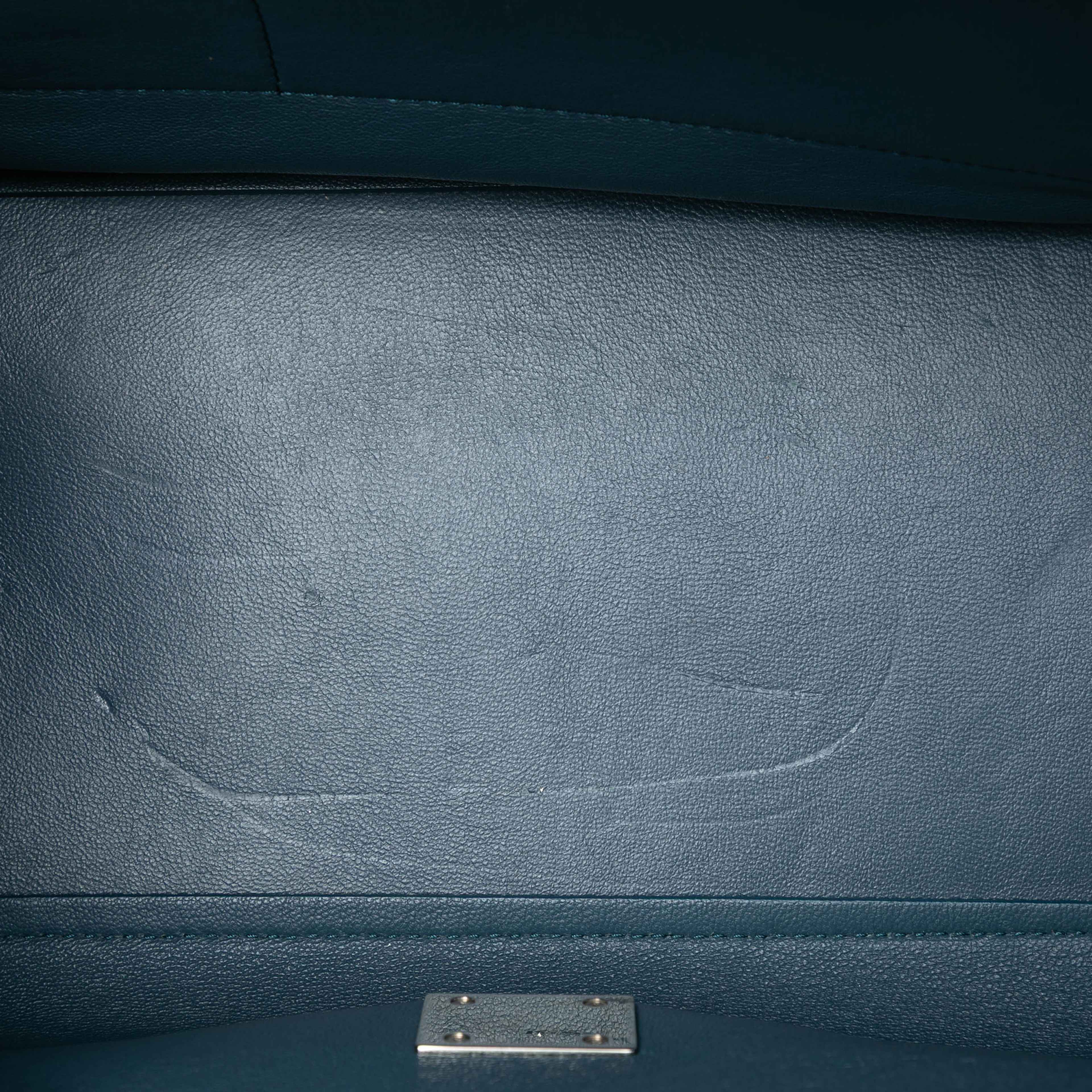 Celine Medium Calfskin And Suede Trapeze Satchel, från Luxclusif, i färgen navy. Klicka för att öppna bilden i stort format