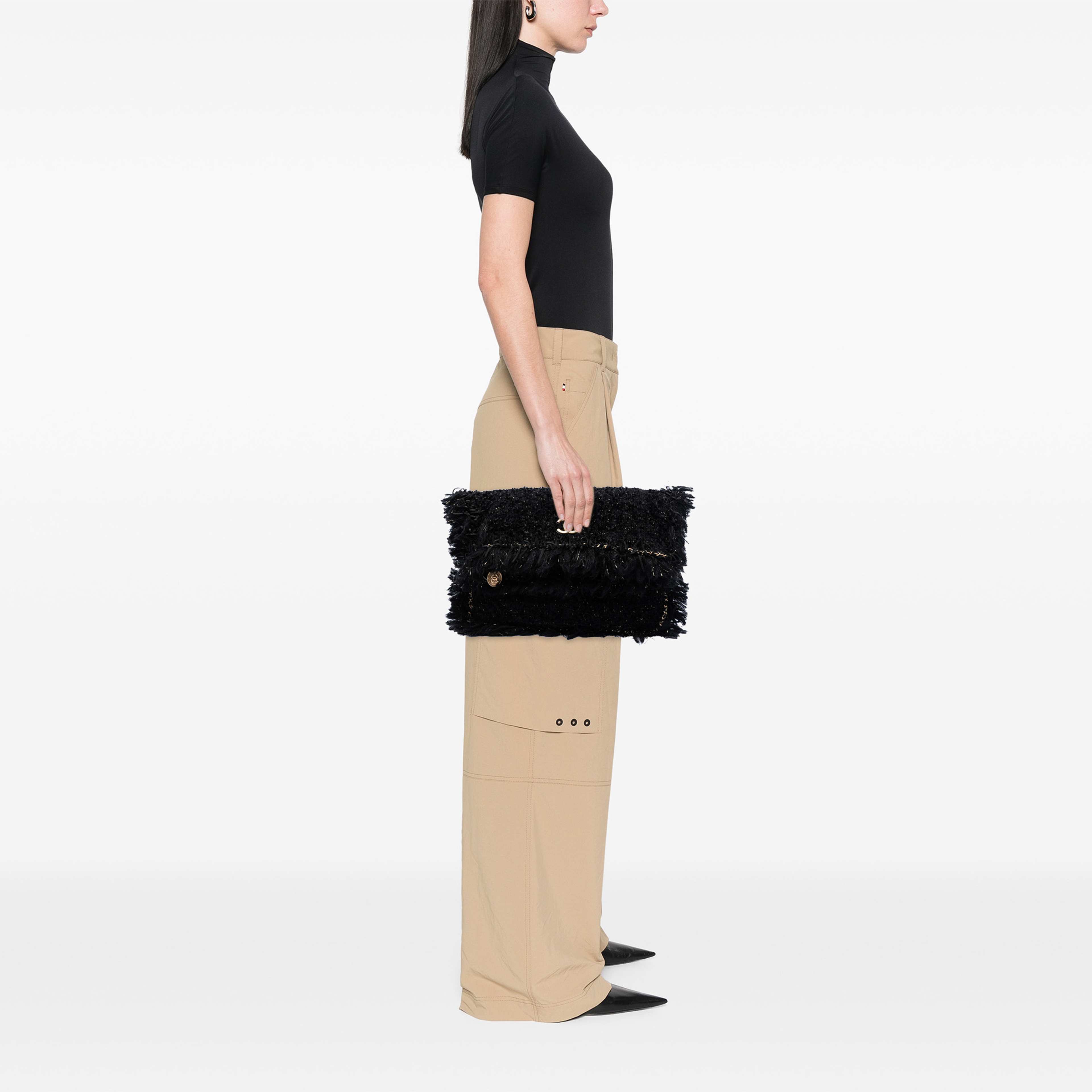 Chanel Paris Cosmopolite Tweed Fringe Clutch, från Luxclusif, i färgen svart. Klicka för att öppna bilden i stort format