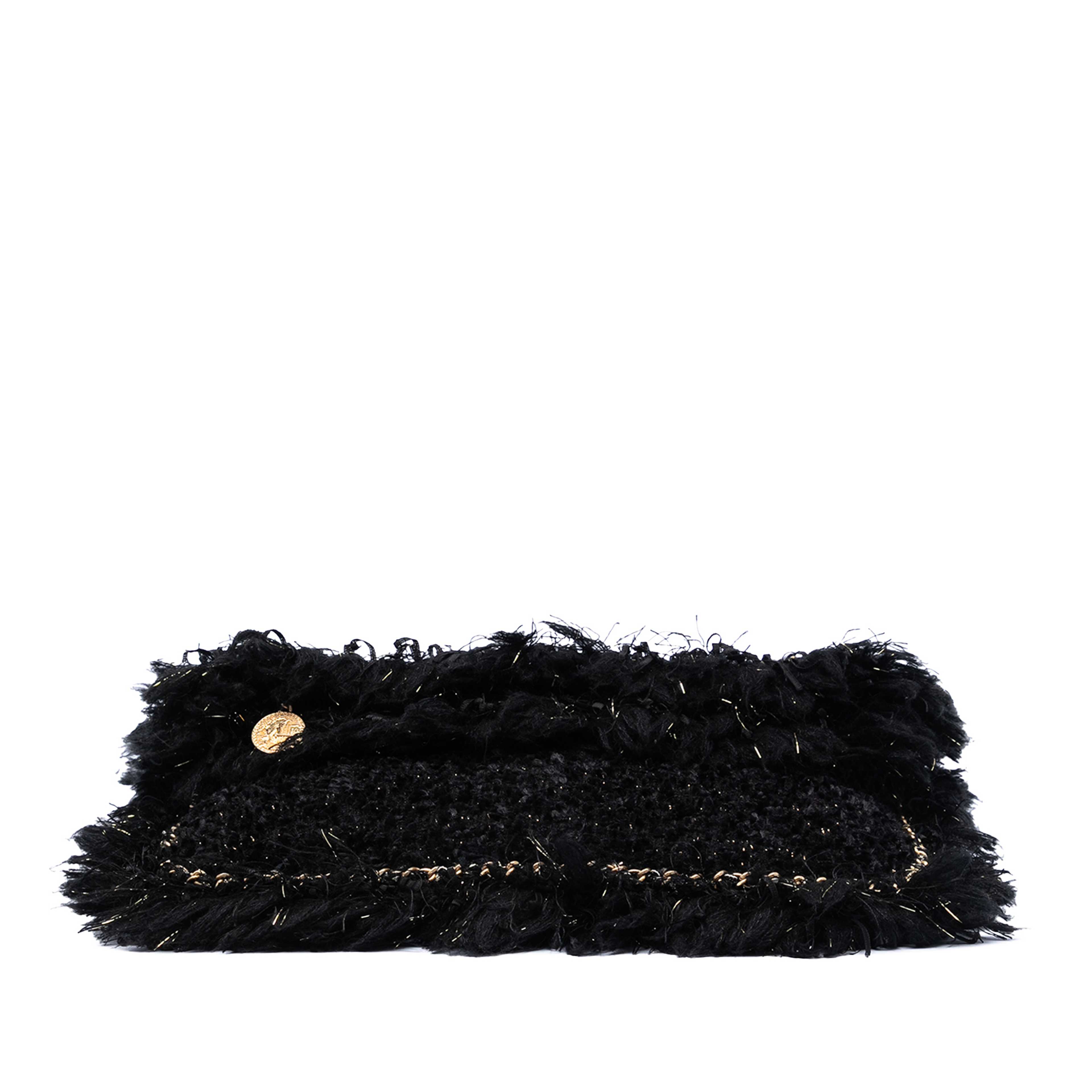 Chanel Paris Cosmopolite Tweed Fringe Clutch, från Luxclusif, i färgen svart. Klicka för att öppna bilden i stort format