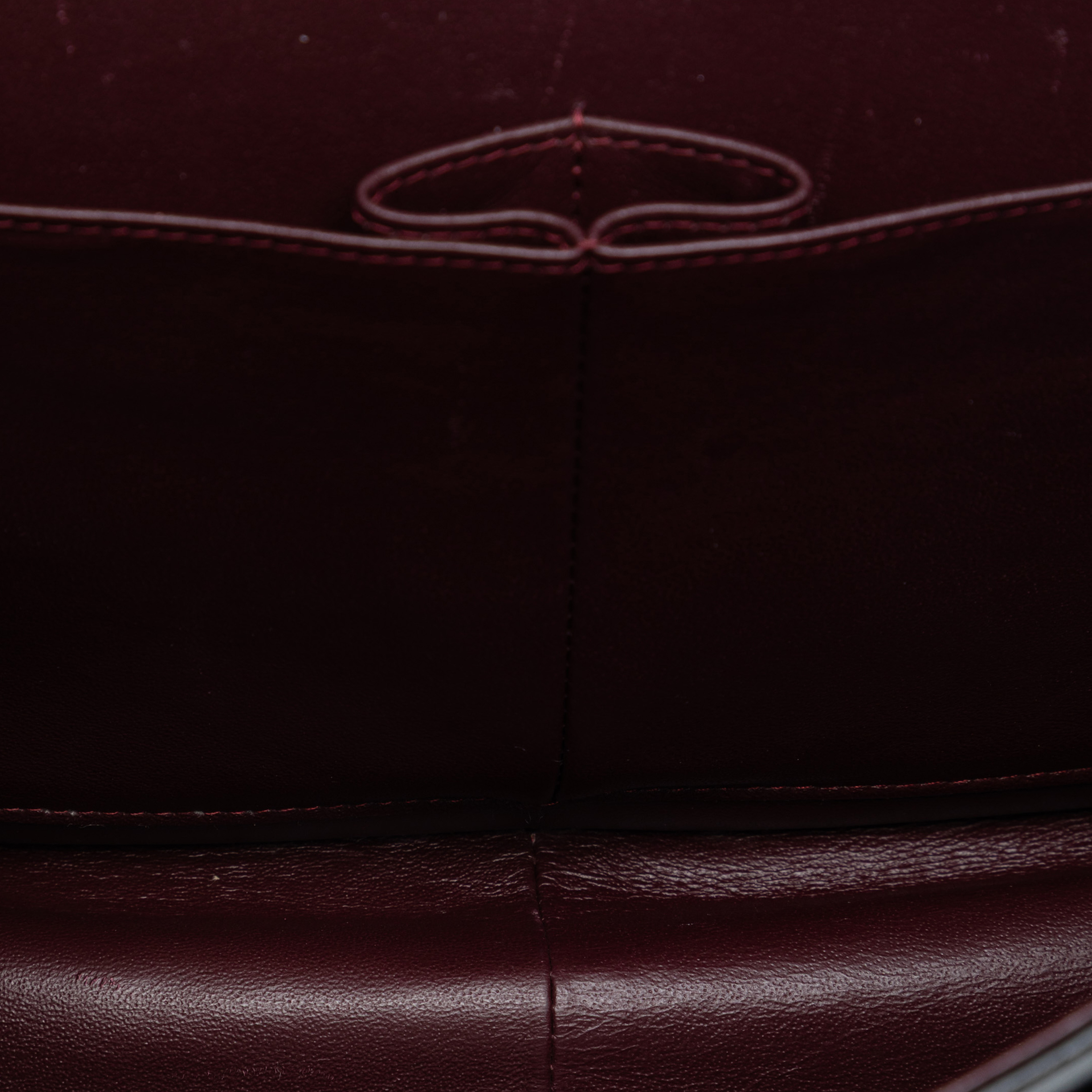 Chanel Jumbo Classic Lambskin Double Flap, från Luxclusif, i färgen black. Klicka för att öppna bilden i stort format