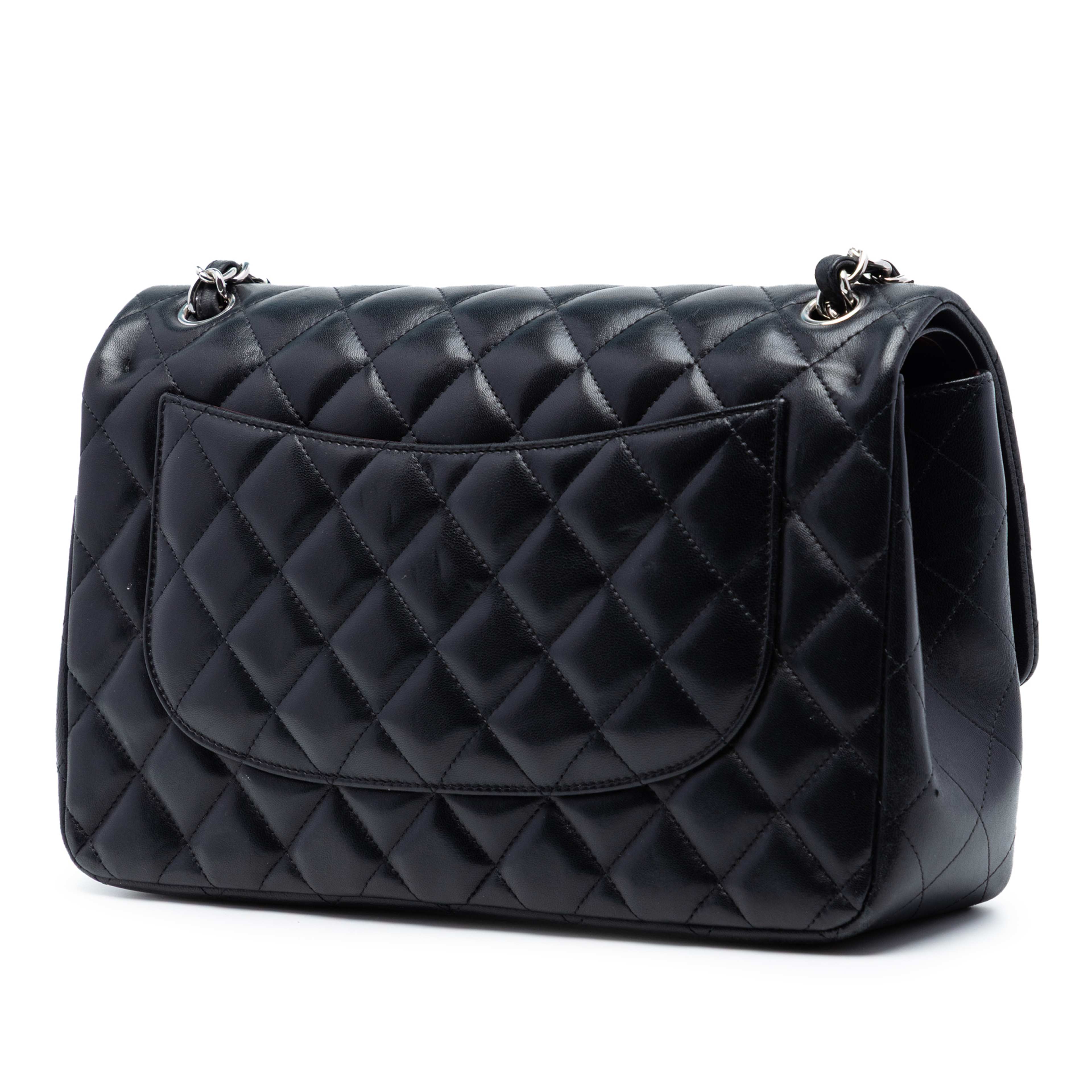 Chanel Jumbo Classic Lambskin Double Flap, från Luxclusif, i färgen black. Klicka för att öppna bilden i stort format