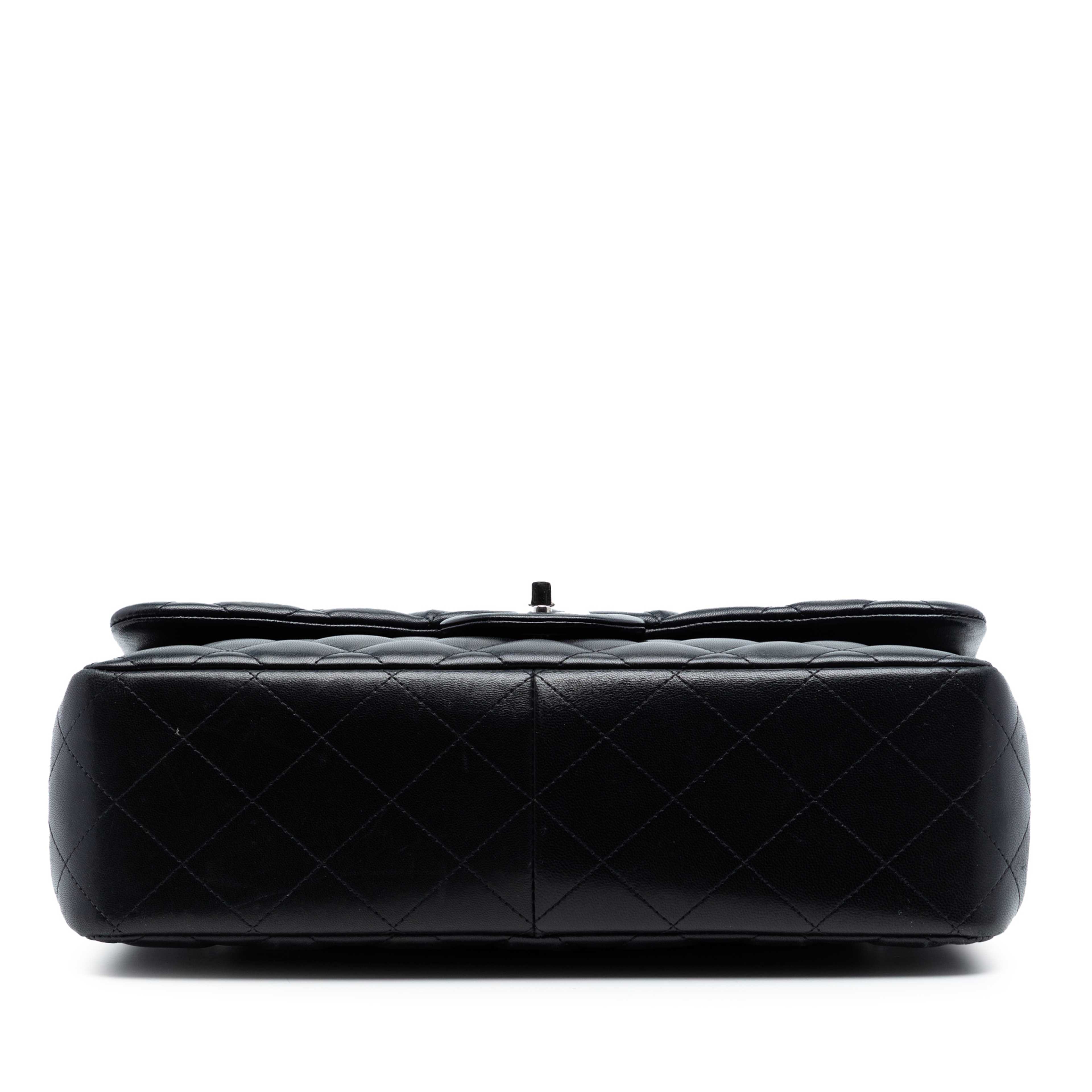 Chanel Jumbo Classic Lambskin Double Flap, från Luxclusif, i färgen black. Klicka för att öppna bilden i stort format