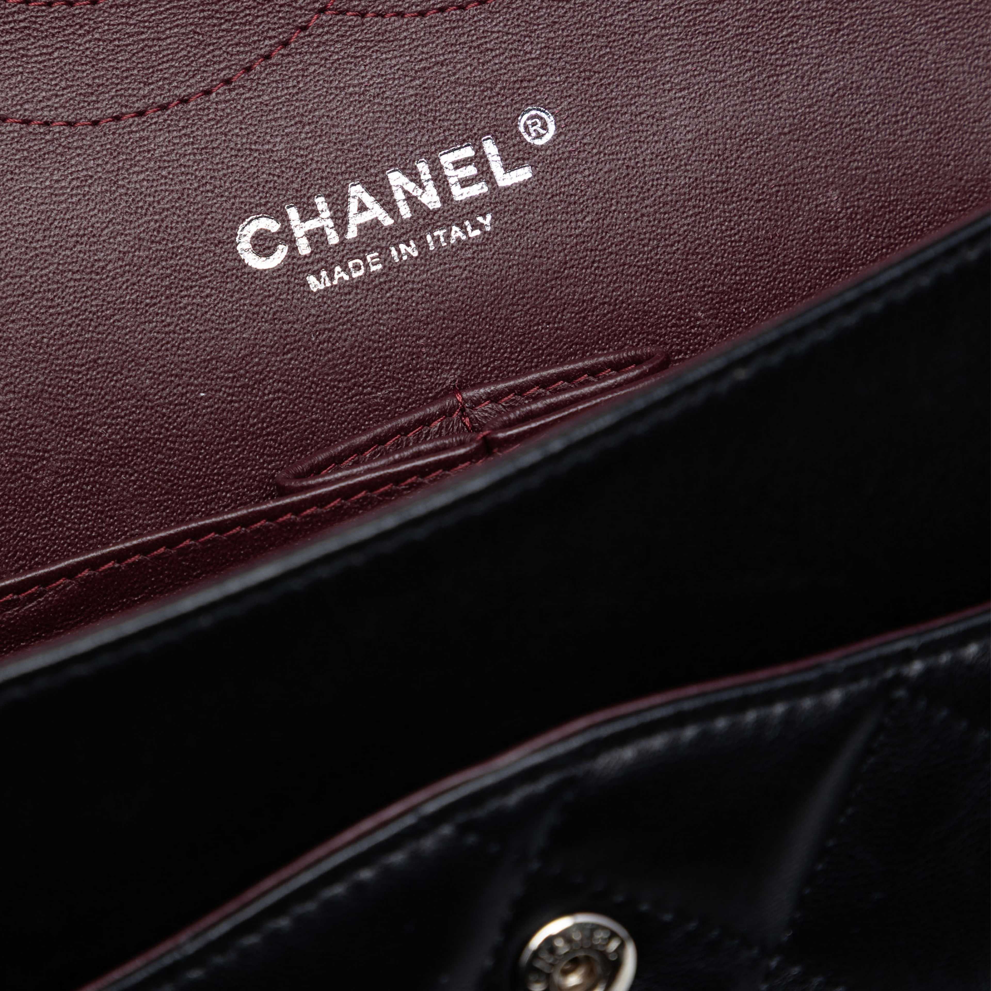 Chanel Jumbo Classic Lambskin Double Flap, från Luxclusif, i färgen black. Klicka för att öppna bilden i stort format