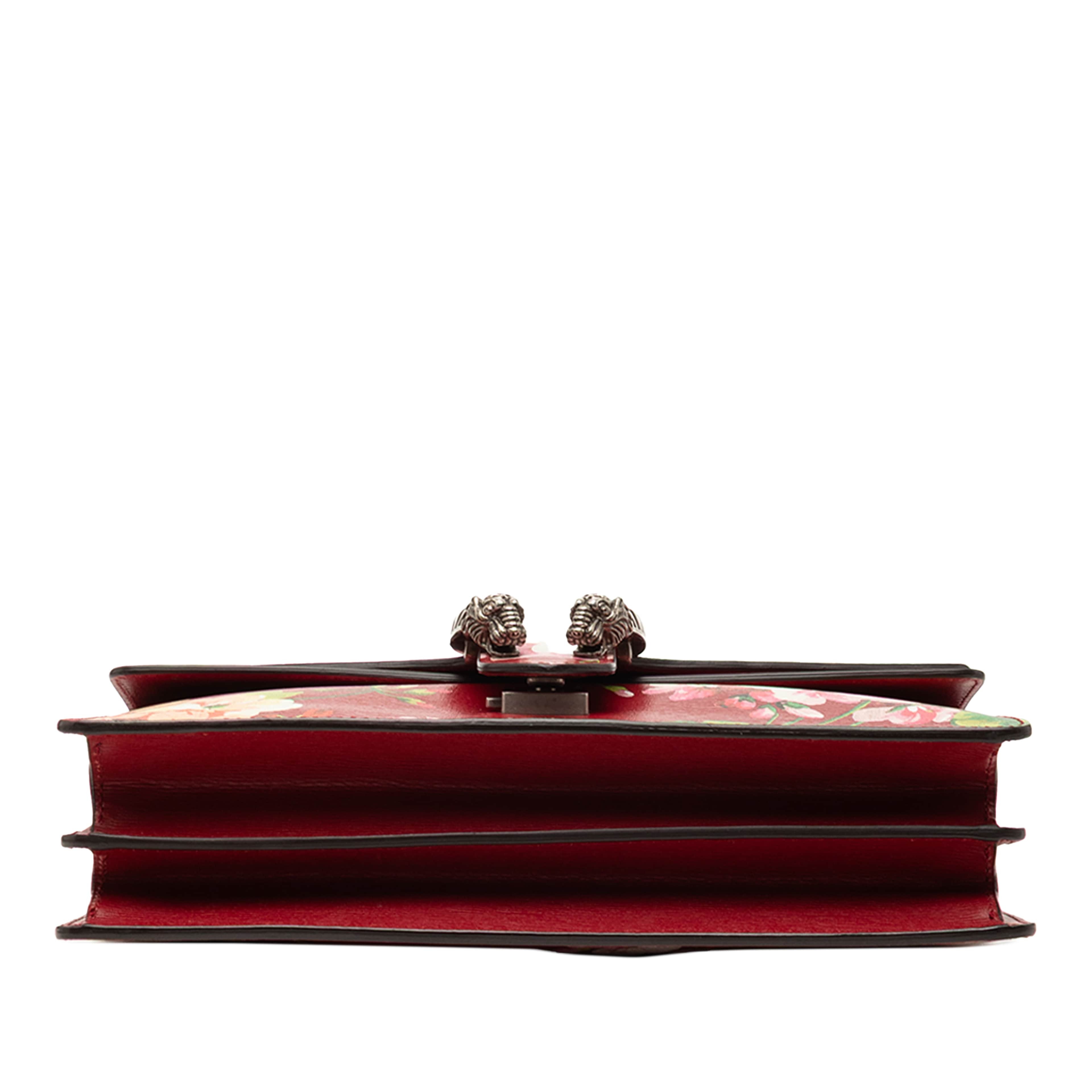 Gucci Medium Leather Blooms Dionysus Crossbody, från Luxclusif, i färgen red. Klicka för att öppna bilden i stort format