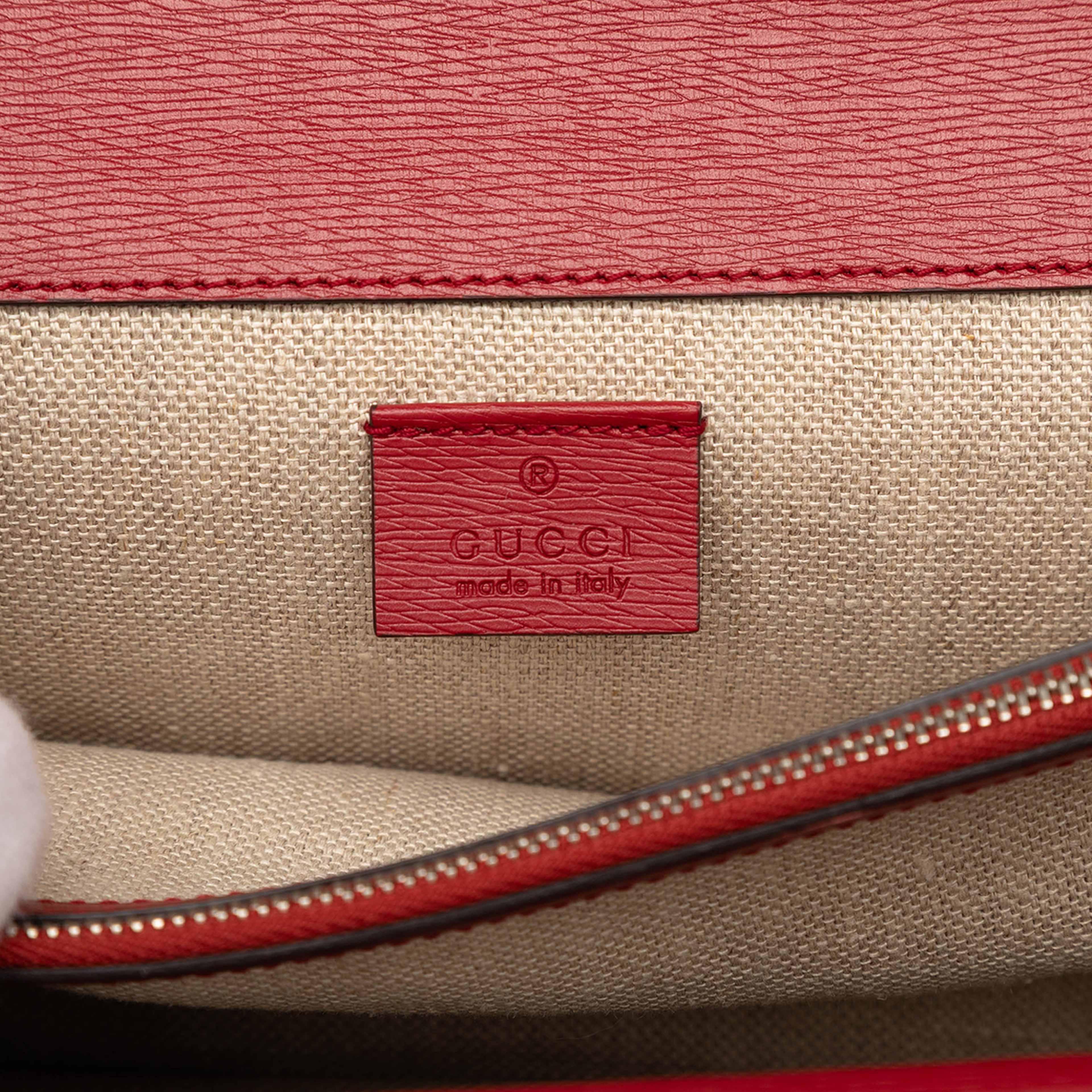 Gucci Medium Leather Blooms Dionysus Crossbody, från Luxclusif, i färgen red. Klicka för att öppna bilden i stort format