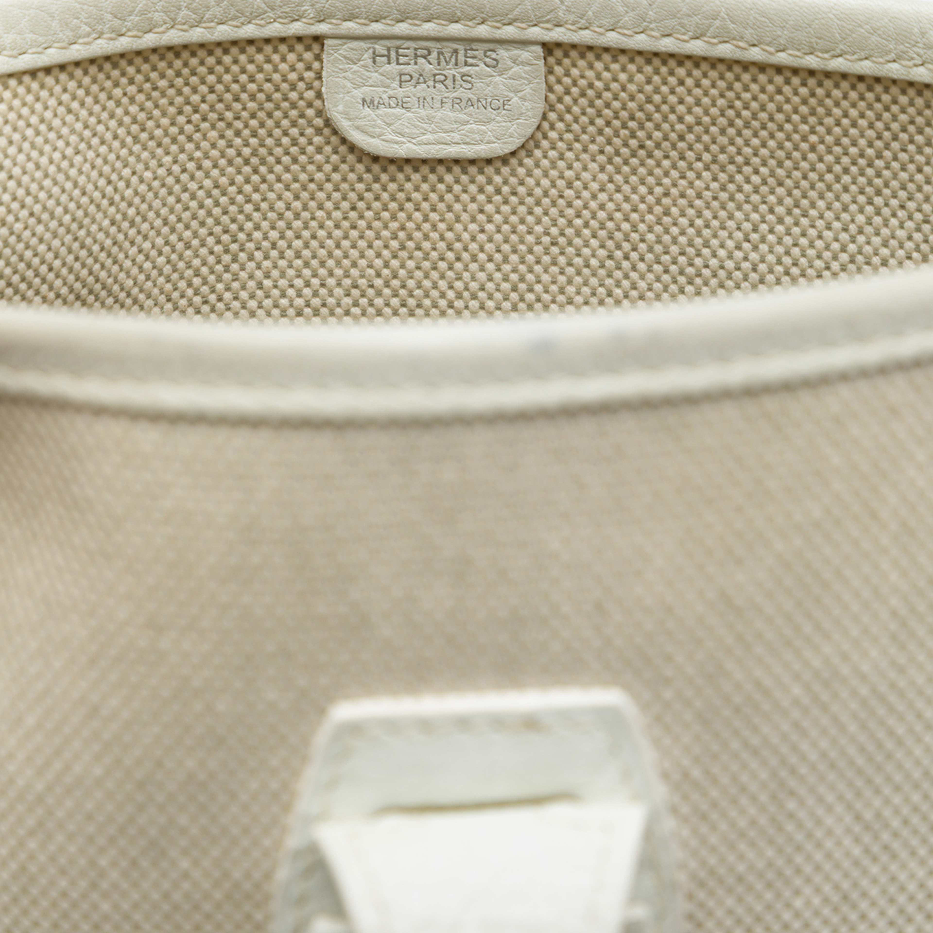 Hermès Toile And Clemence Evelyne Iii Pm, från Luxclusif, i färgen beige. Klicka för att öppna bilden i stort format