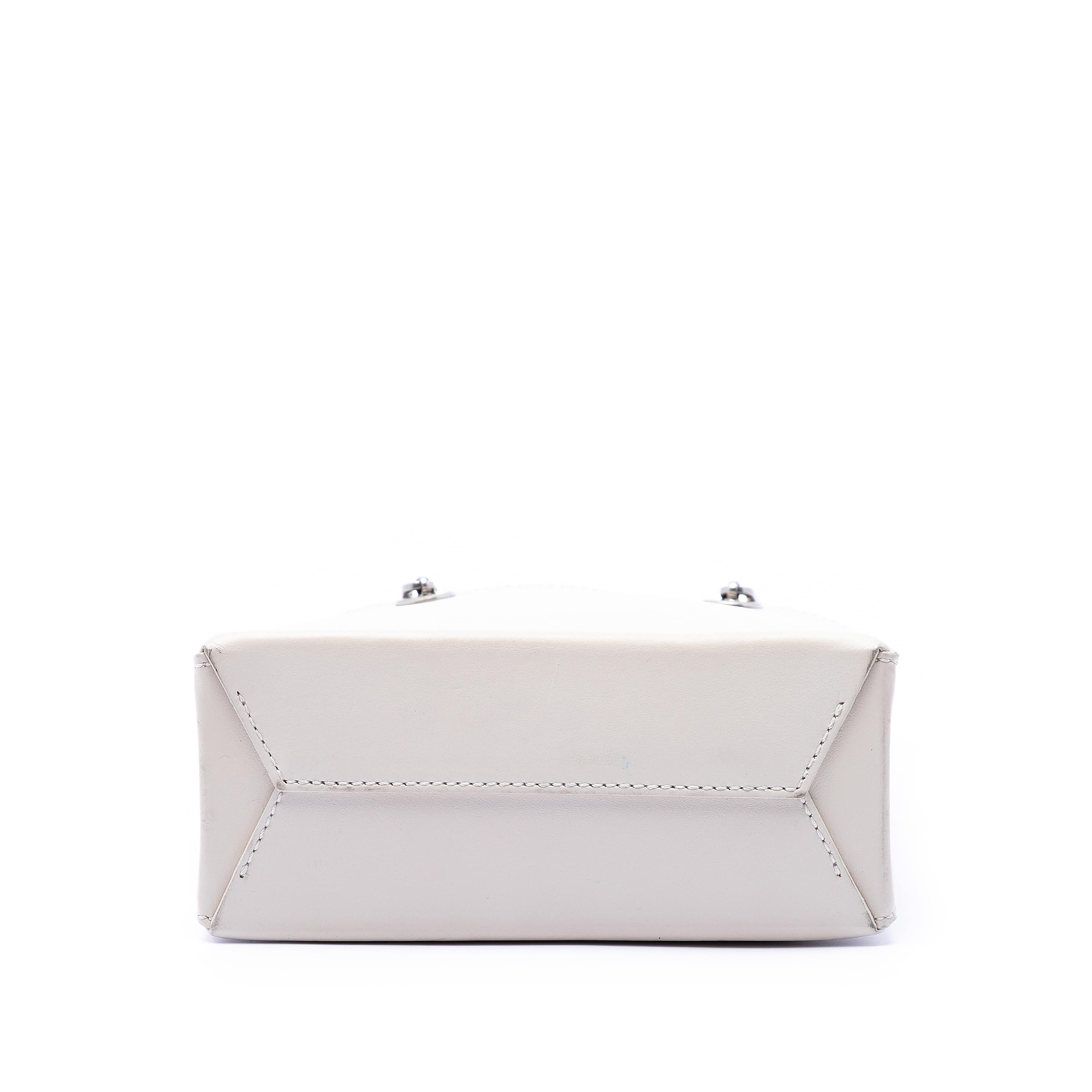 Fendi Small Leather Shopping Tote, från Luxclusif, i färgen white. Klicka för att öppna bilden i stort format