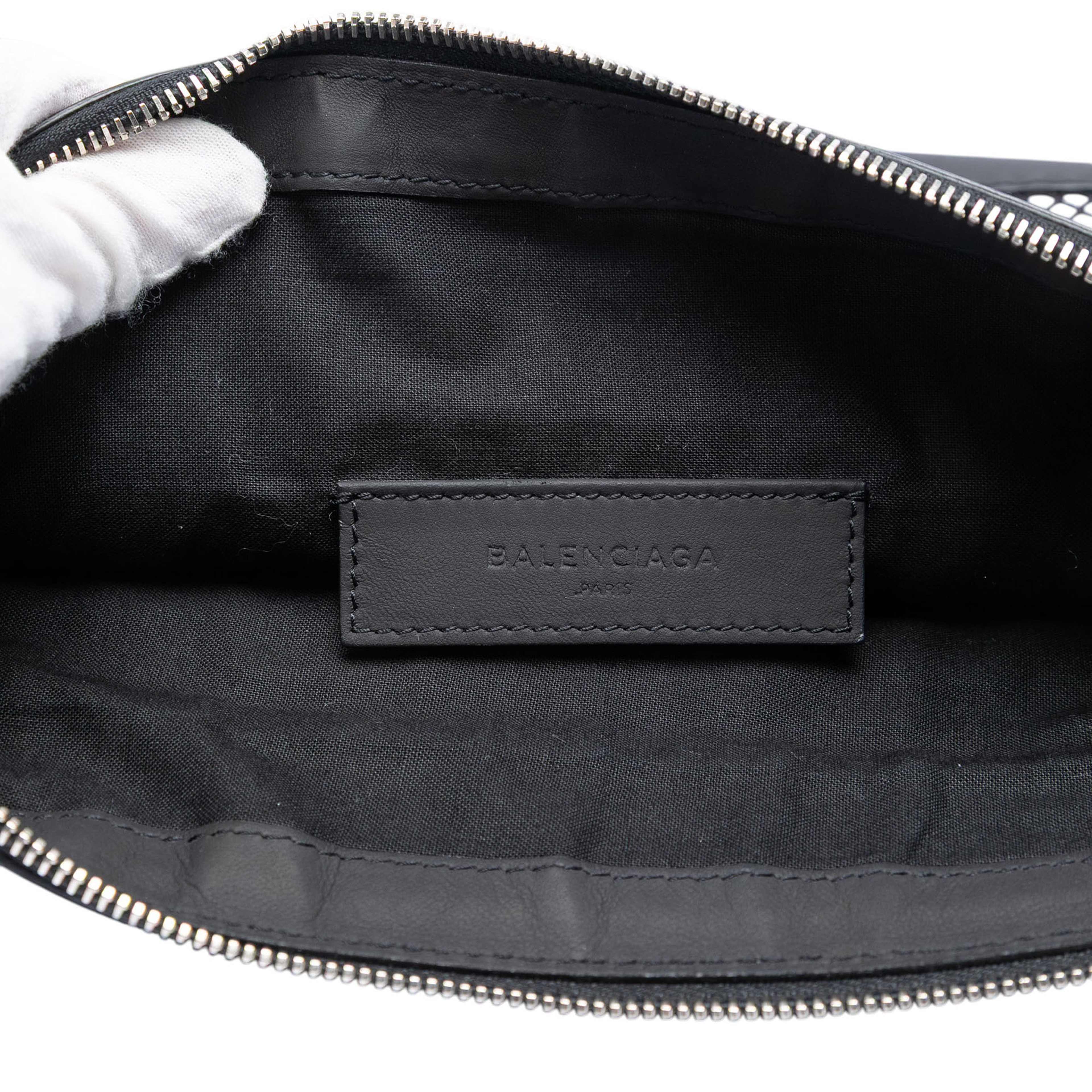 Balenciaga Lambskin And Mesh Motocross Classic Clip M Clutch, från Luxclusif, i färgen svart. Klicka för att öppna bilden i stort format