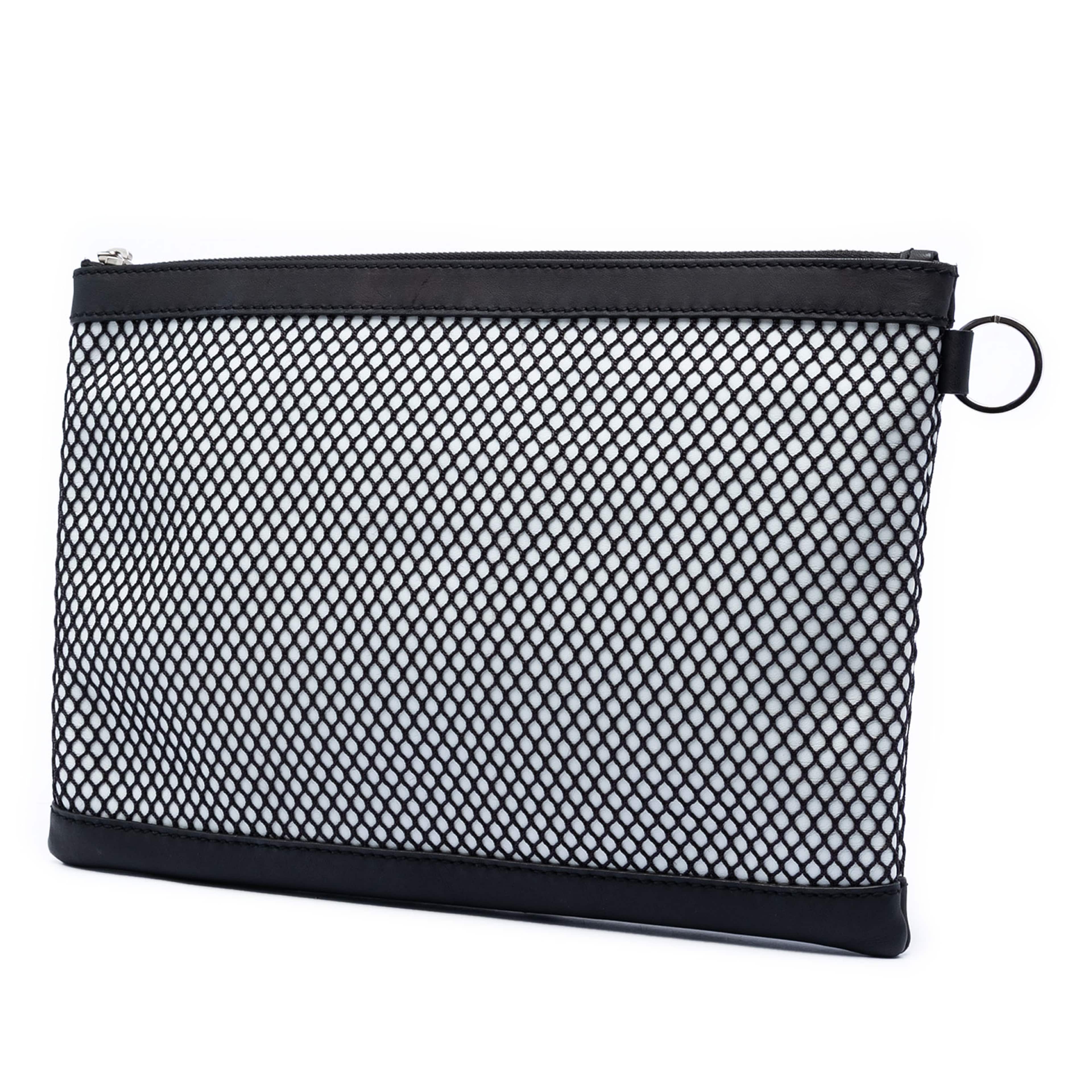 Balenciaga Lambskin And Mesh Motocross Classic Clip M Clutch, från Luxclusif, i färgen svart. Klicka för att öppna bilden i stort format