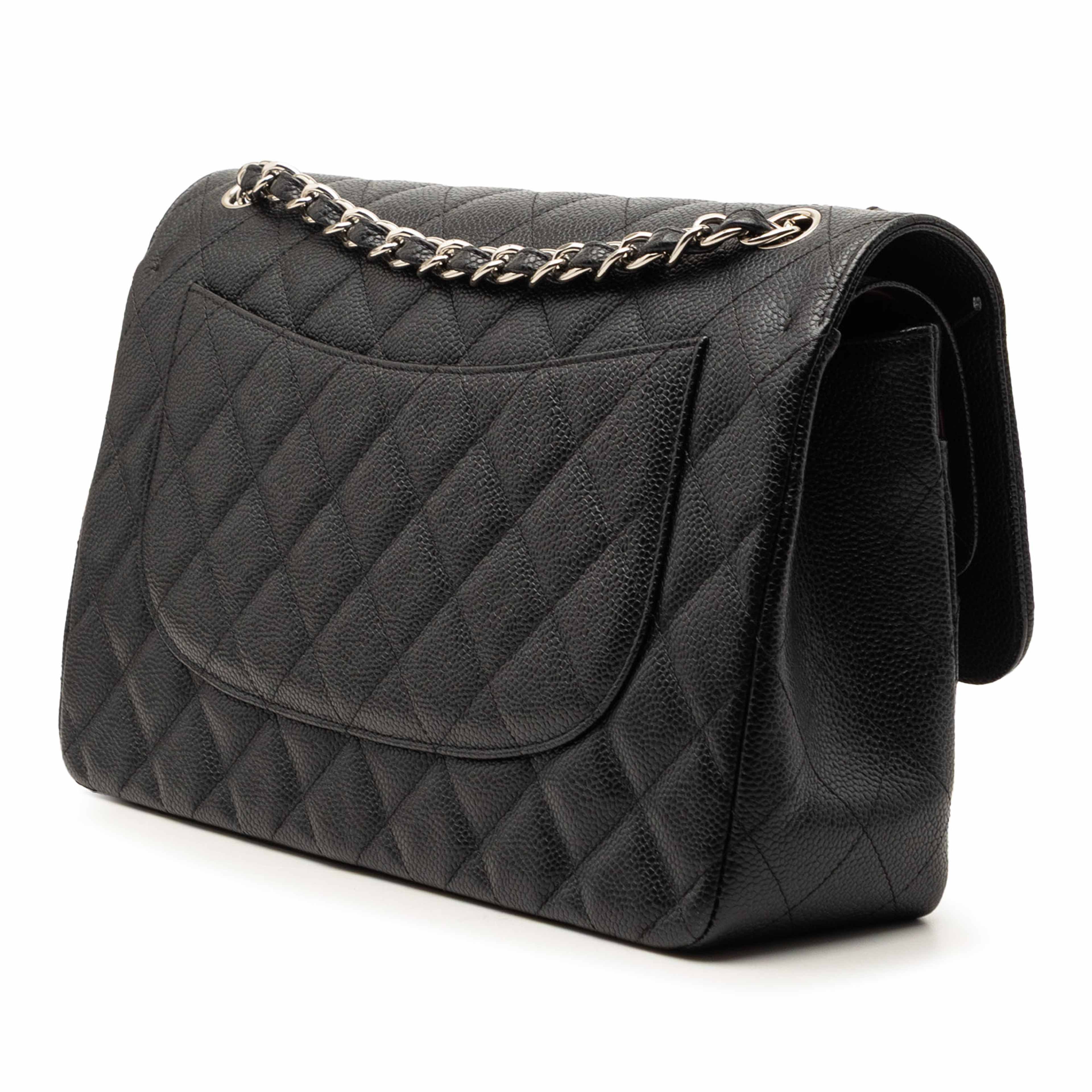 Chanel Jumbo Classic Caviar Double Flap, från Luxclusif, i färgen black. Klicka för att öppna bilden i stort format