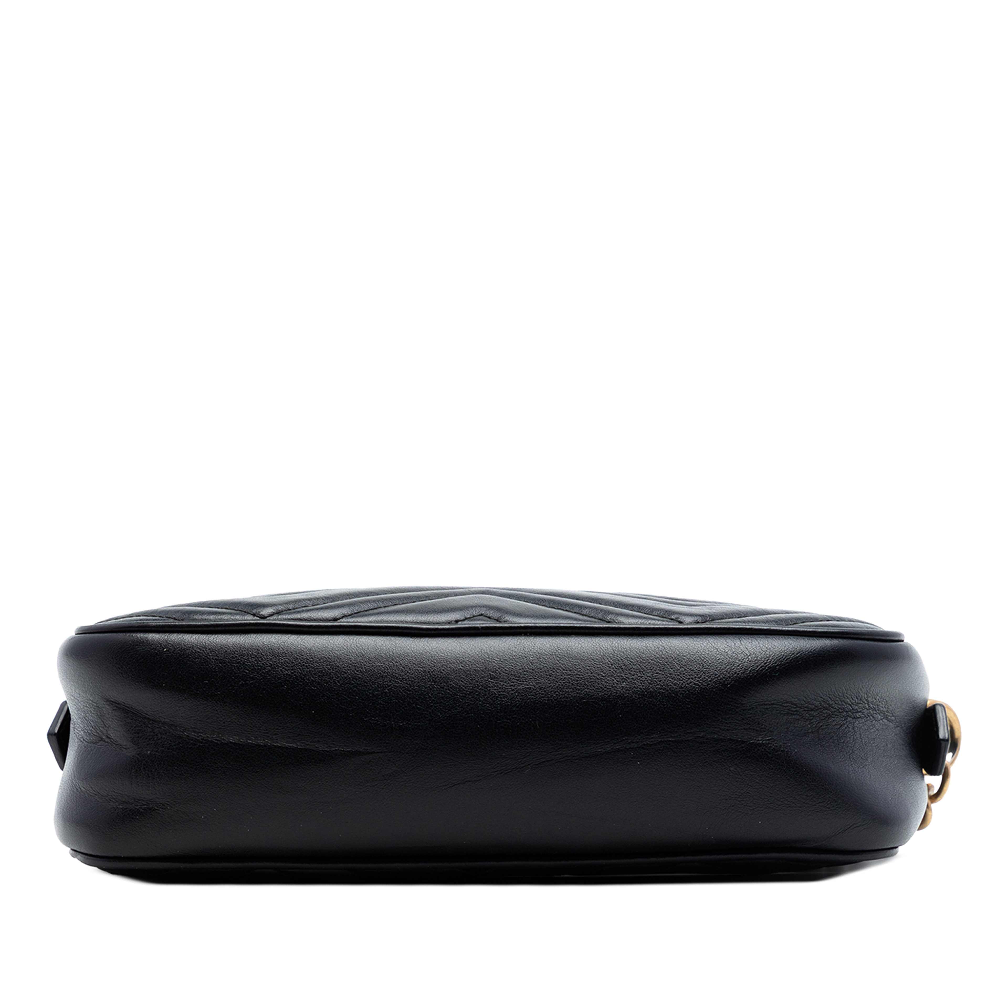 Gucci Small Gg Marmont Matelasse Calfskin Crossbody, från Luxclusif, i färgen svart. Klicka för att öppna bilden i stort format