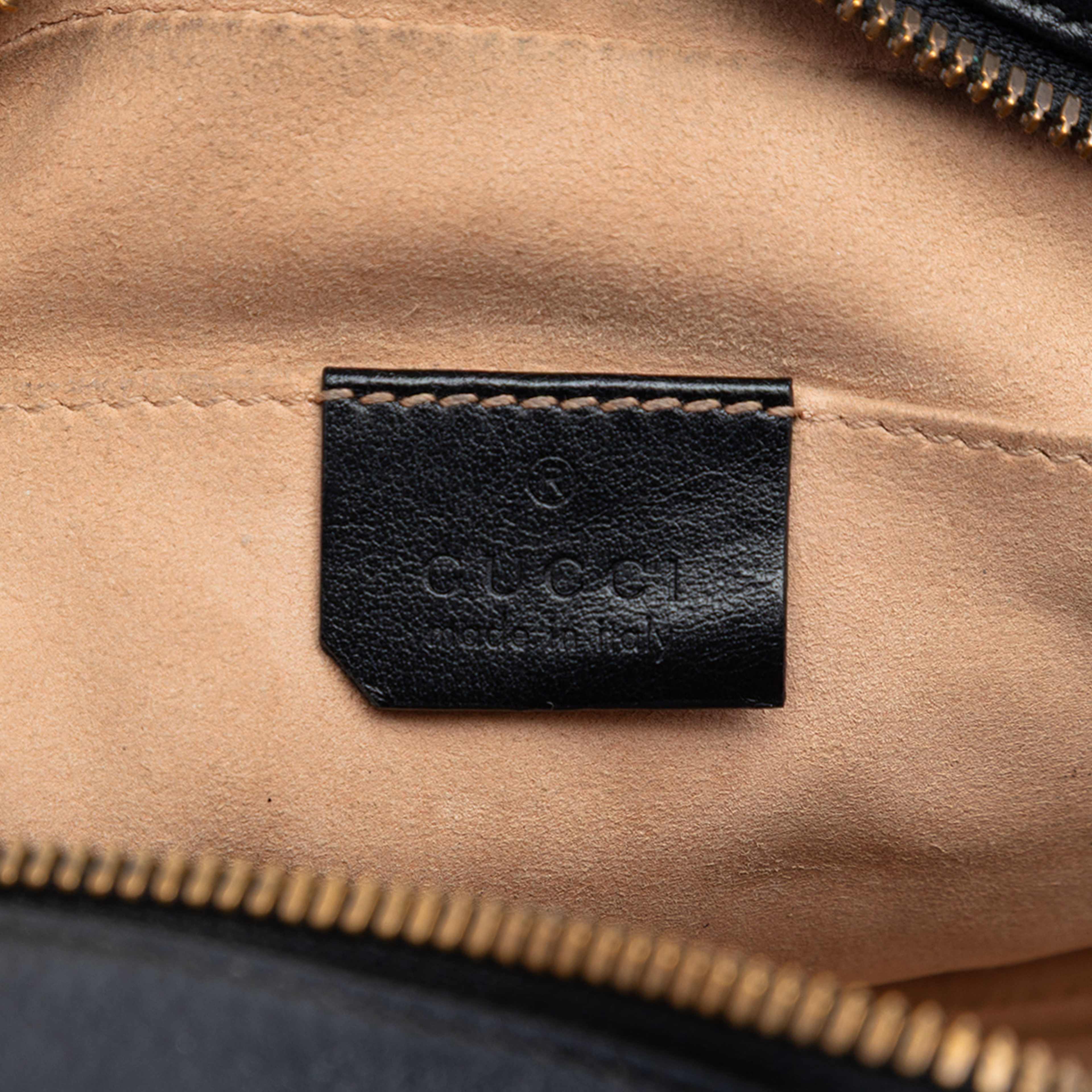 Gucci Small Gg Marmont Matelasse Calfskin Crossbody, från Luxclusif, i färgen svart. Klicka för att öppna bilden i stort format