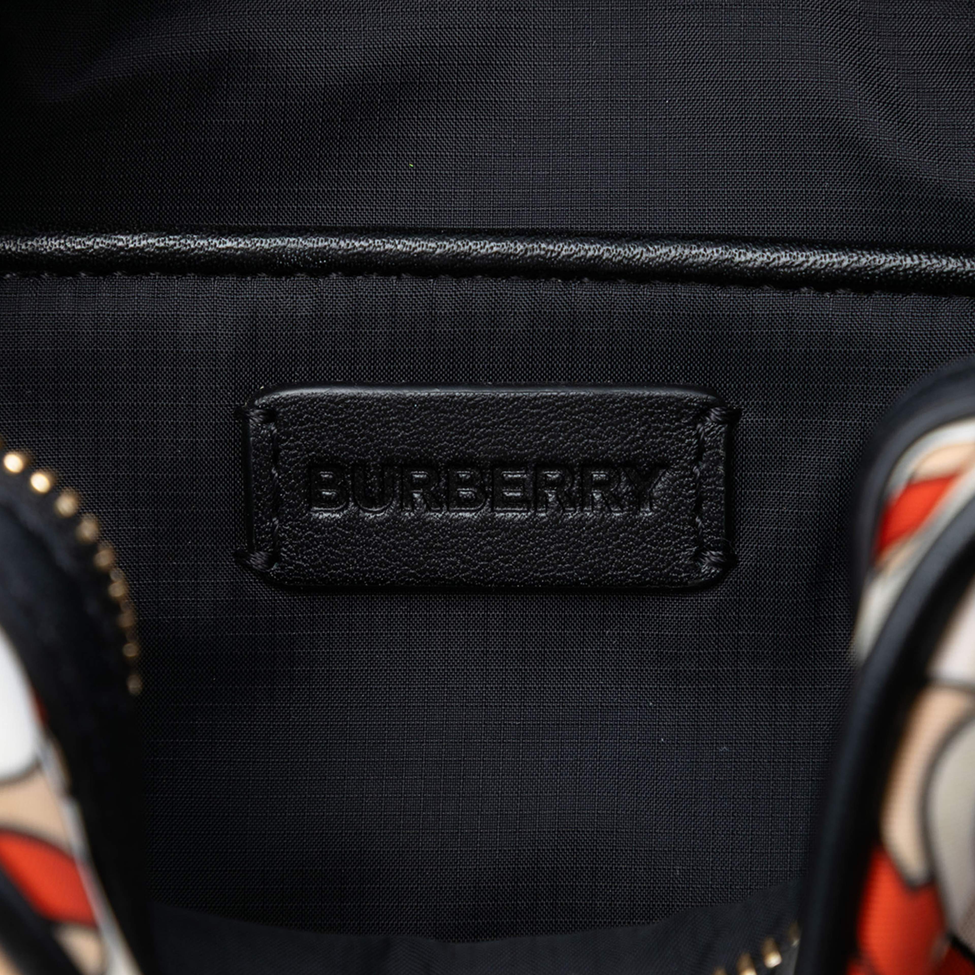 Burberry Tb Monogram Nylon Kids Camera Bag, från Luxclusif, i färgen beige. Klicka för att öppna bilden i stort format