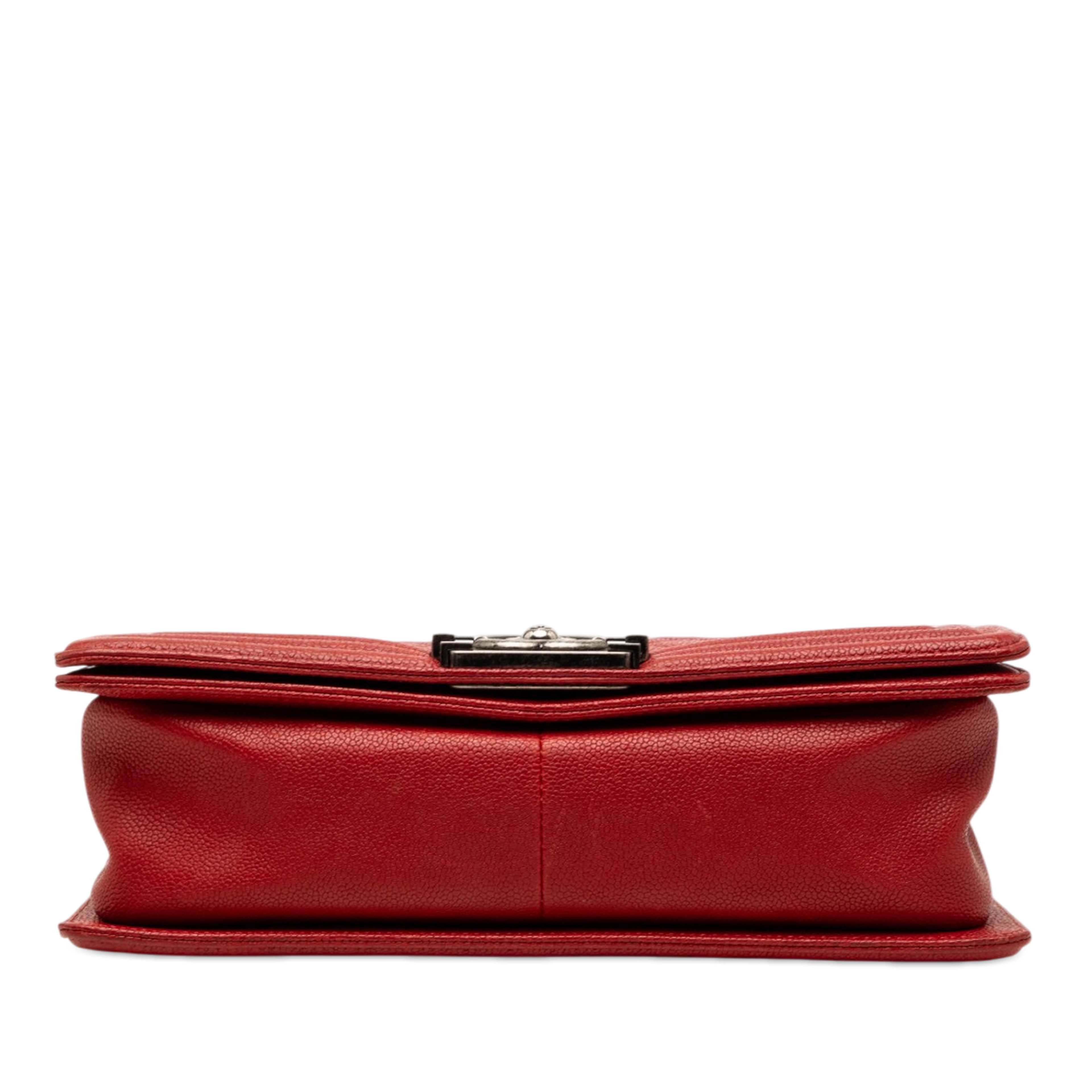 Chanel Old Medium Quilted Caviar Boy Flap, från Luxclusif, i färgen red. Klicka för att öppna bilden i stort format