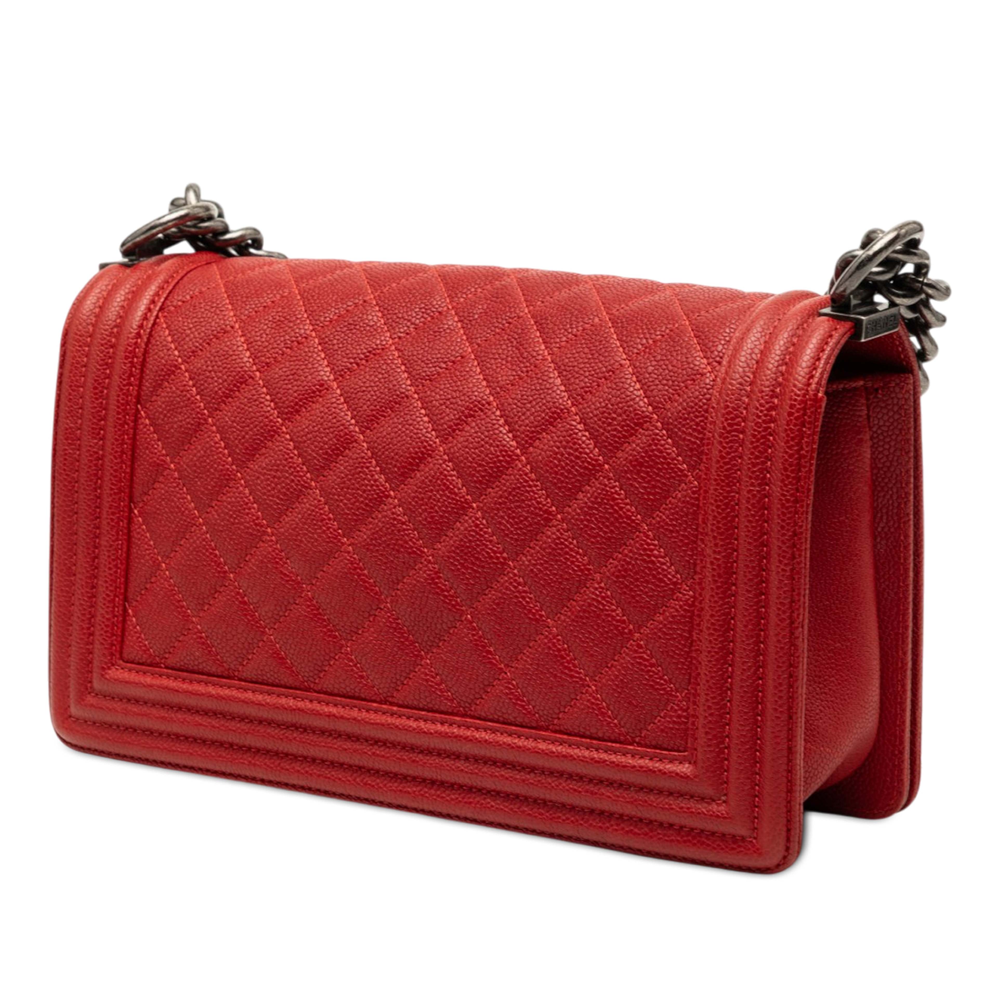 Chanel Old Medium Quilted Caviar Boy Flap, från Luxclusif, i färgen red. Klicka för att öppna bilden i stort format