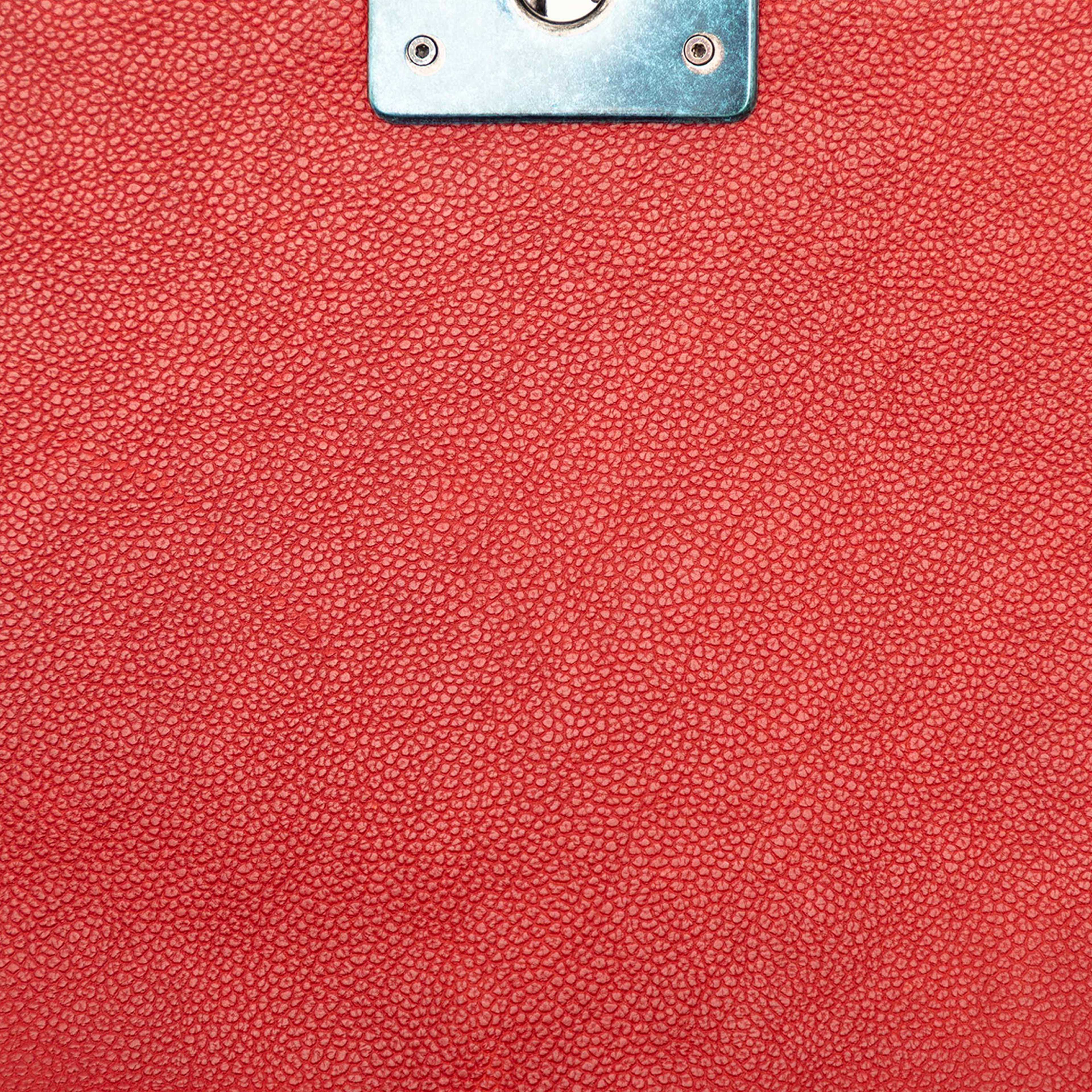 Chanel Old Medium Quilted Caviar Boy Flap, från Luxclusif, i färgen red. Klicka för att öppna bilden i stort format