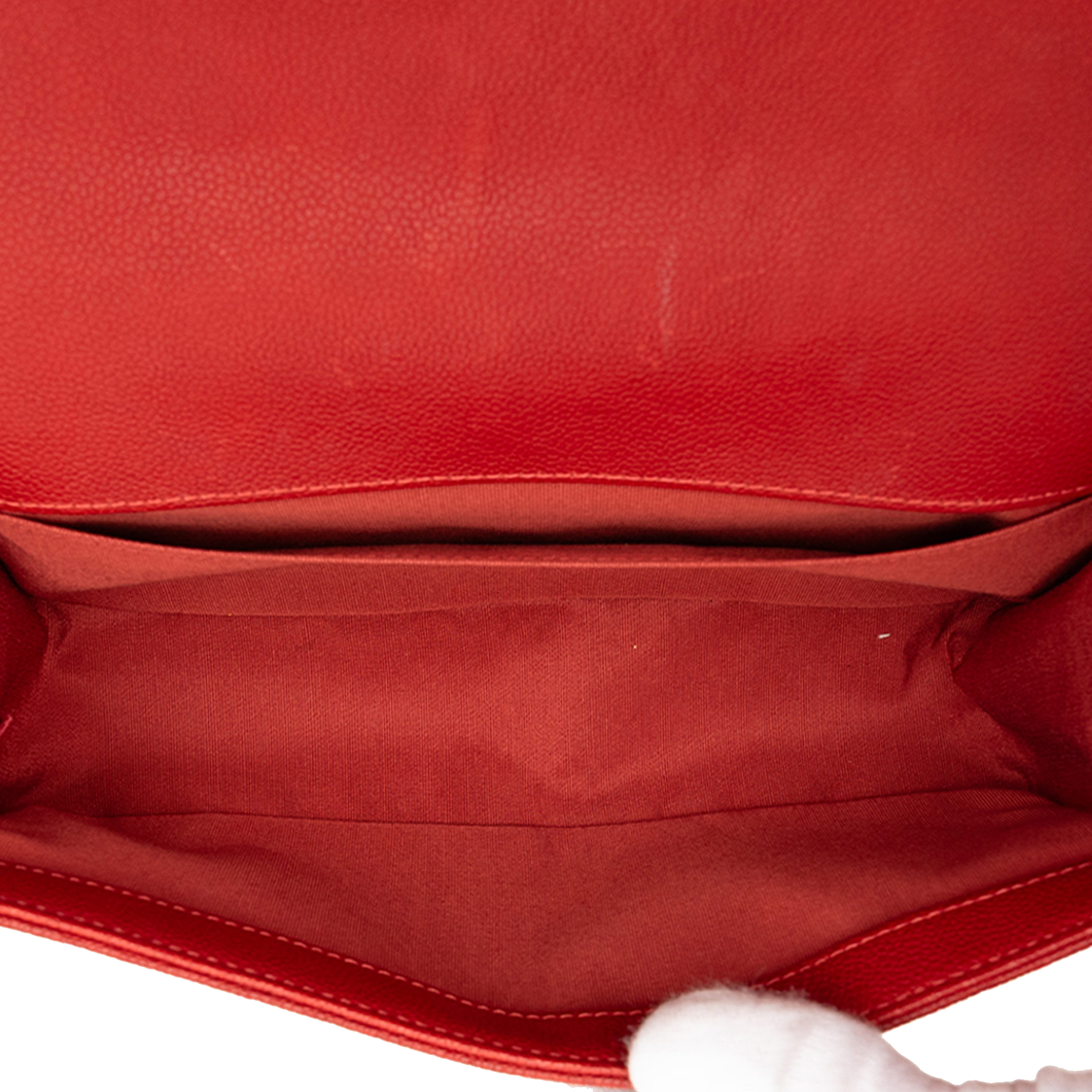 Chanel Old Medium Quilted Caviar Boy Flap, från Luxclusif, i färgen red. Klicka för att öppna bilden i stort format