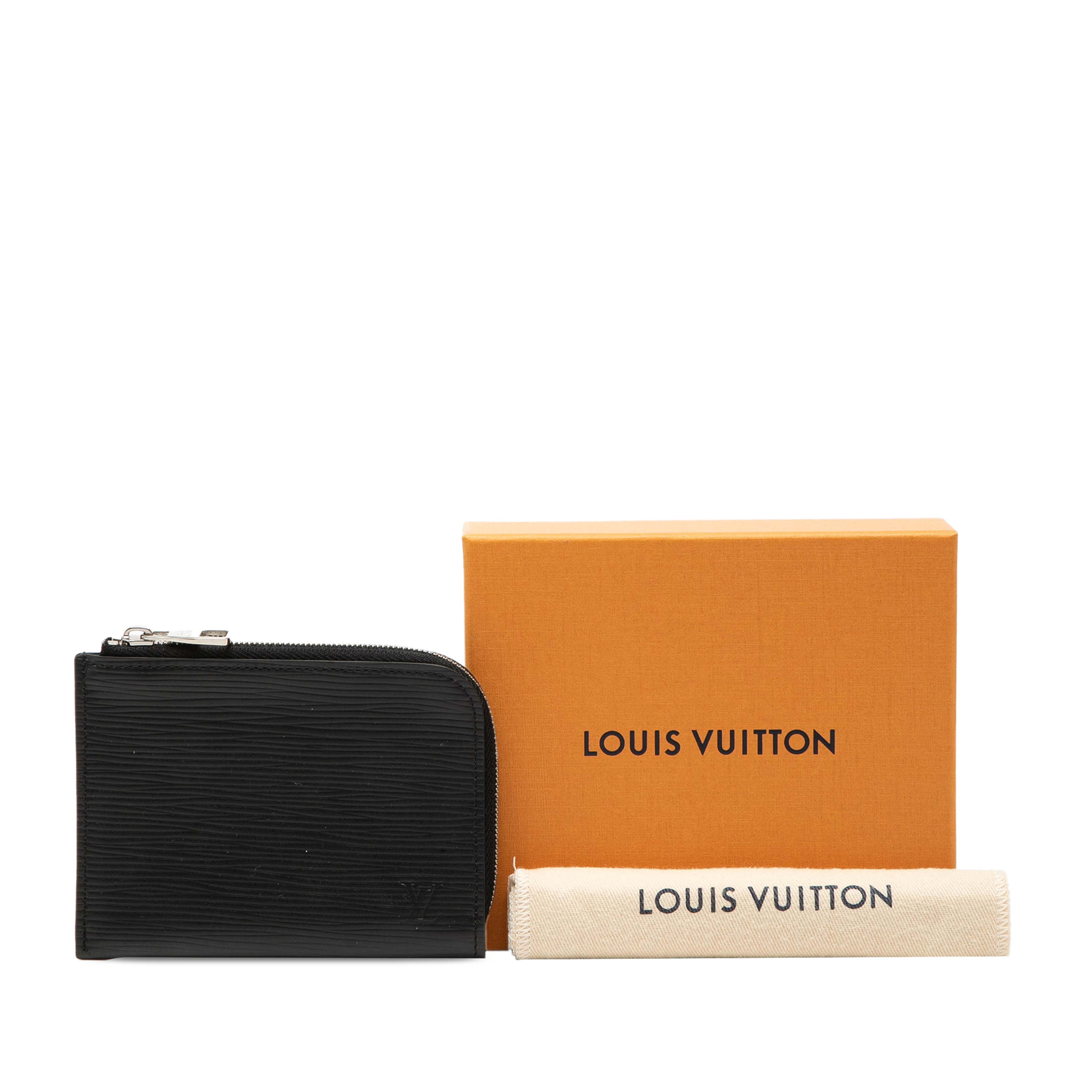 Louis Vuitton Epi Coin Pouch, från Luxclusif, i färgen svart. Klicka för att öppna bilden i stort format