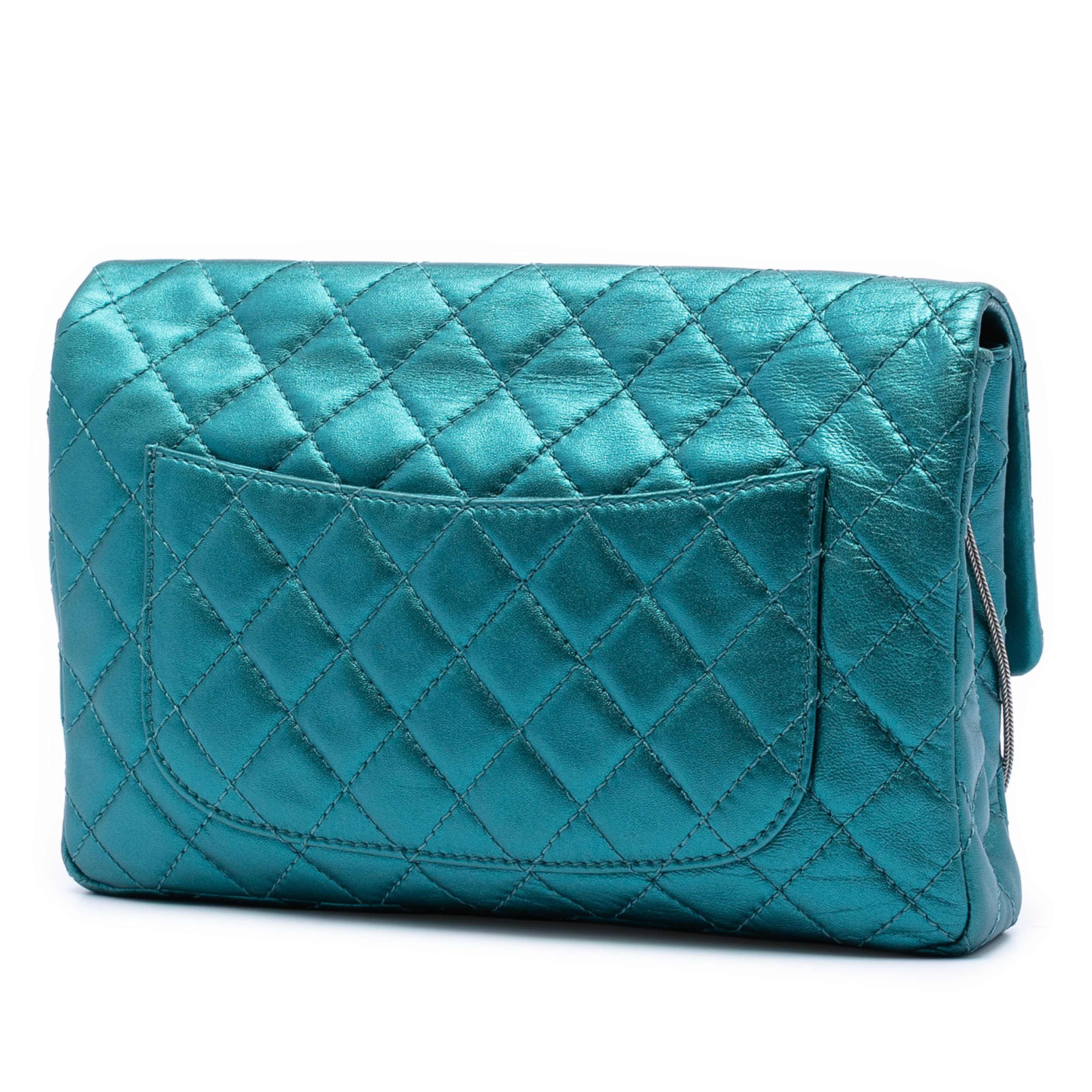 Chanel Quilted Metallic Calfskin Reissue 2.55 Flap 226, från Luxclusif, i färgen turquoise. Klicka för att öppna bilden i stort format