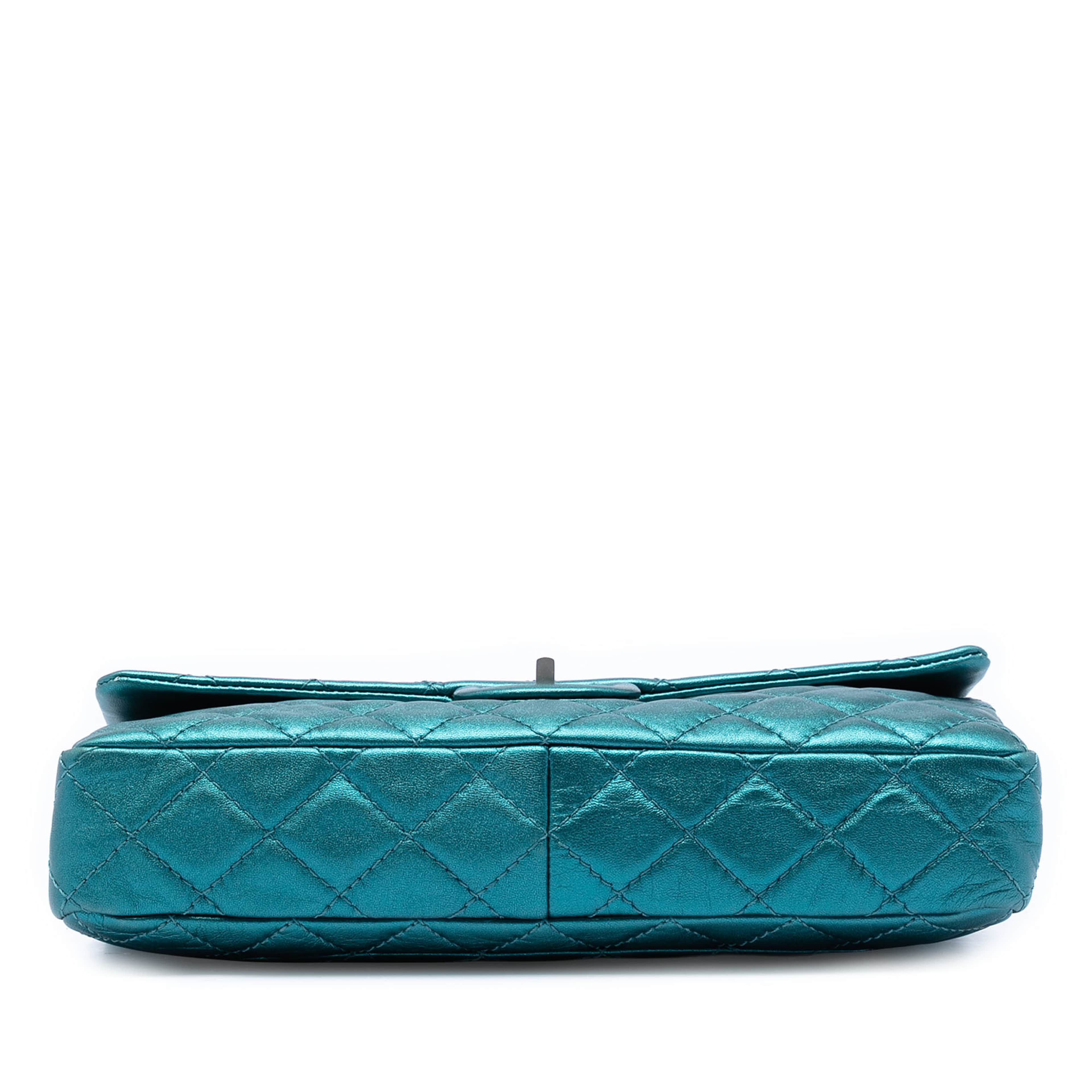 Chanel Quilted Metallic Calfskin Reissue 2.55 Flap 226, från Luxclusif, i färgen turquoise. Klicka för att öppna bilden i stort format